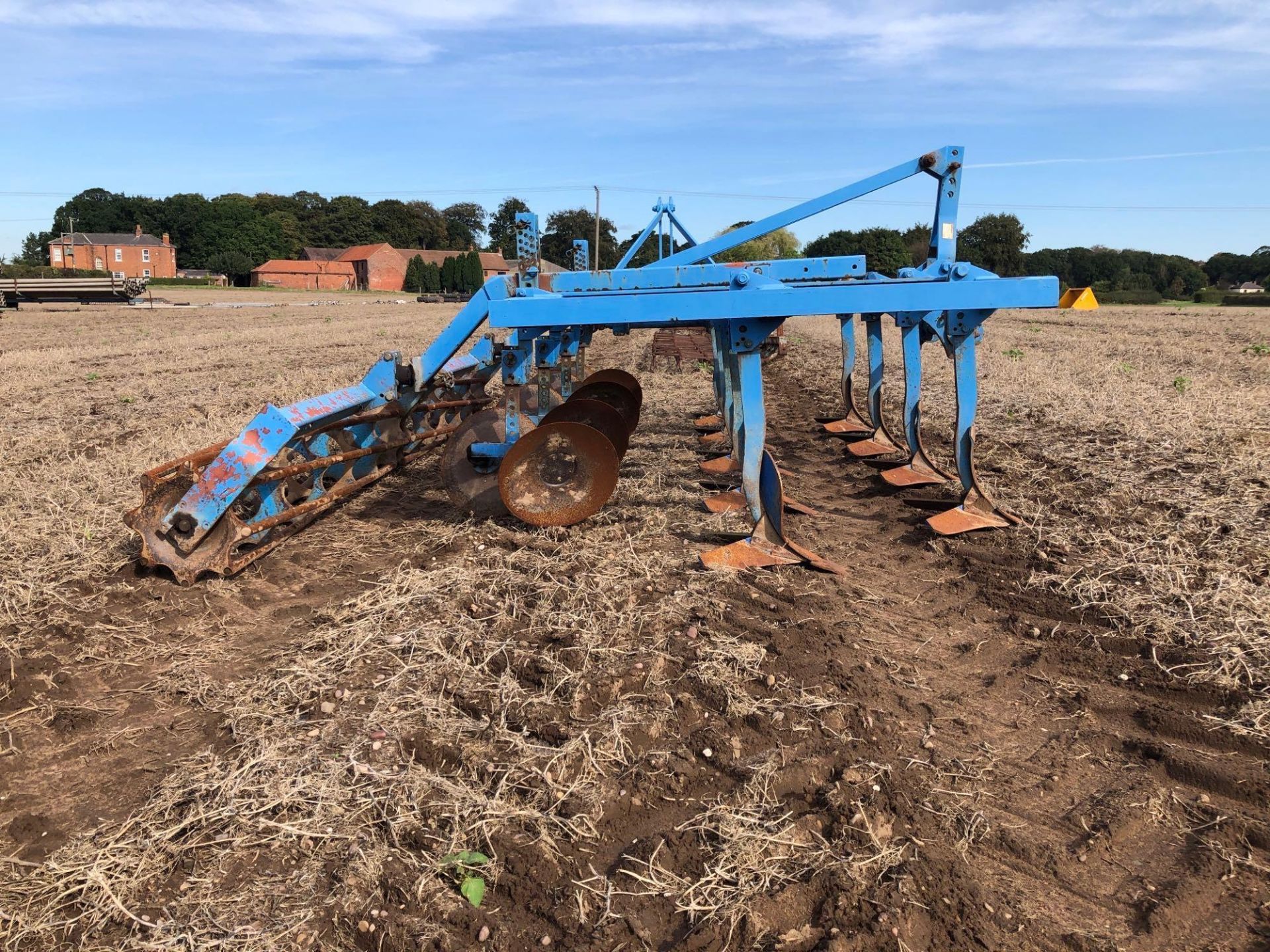 Lemken Smaragd 4m 9 leg fixed tine cultivator with discs, rear crumbler and end tow kit. Serial No: - Image 5 of 5