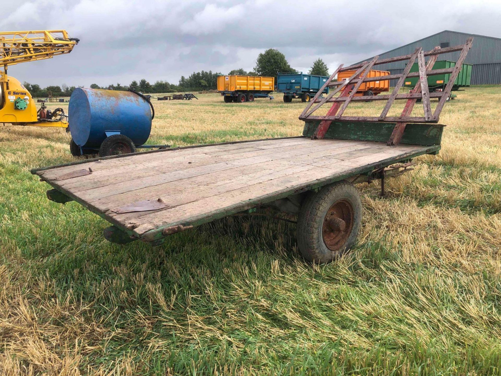 Wooden single axle bale trailer with front rave - Image 3 of 3