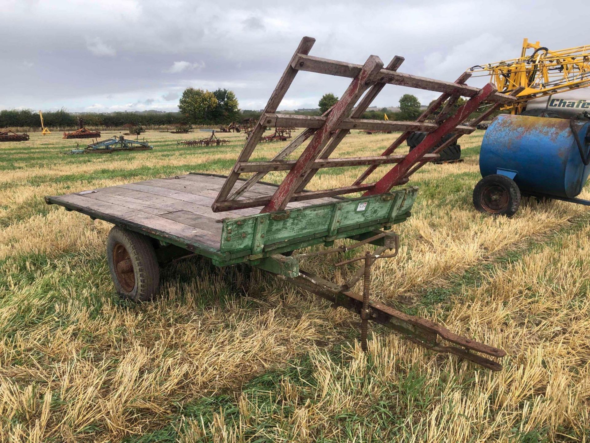 Wooden single axle bale trailer with front rave - Image 2 of 3