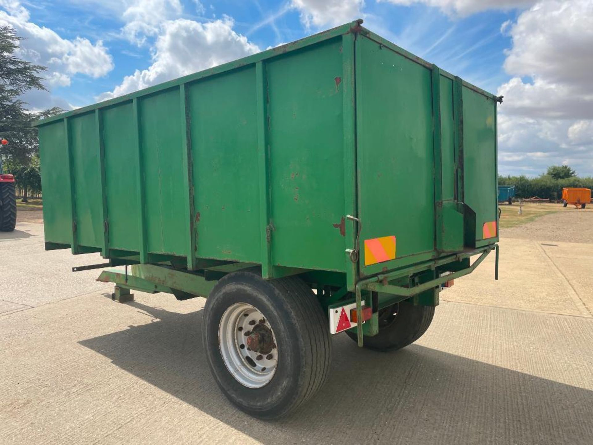 1980 Brian Legg 8t single axle grain trailer with manual tailgate and grain chute on 385/65R22.5 whe - Image 5 of 11