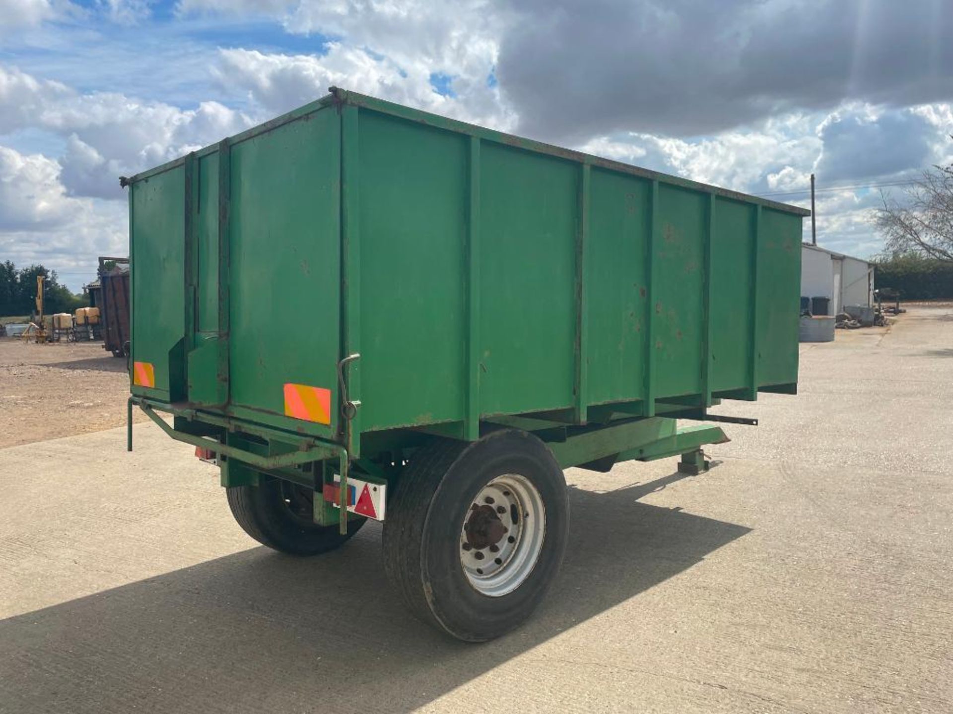 1980 Brian Legg 8t single axle grain trailer with manual tailgate and grain chute on 385/65R22.5 whe - Image 6 of 11