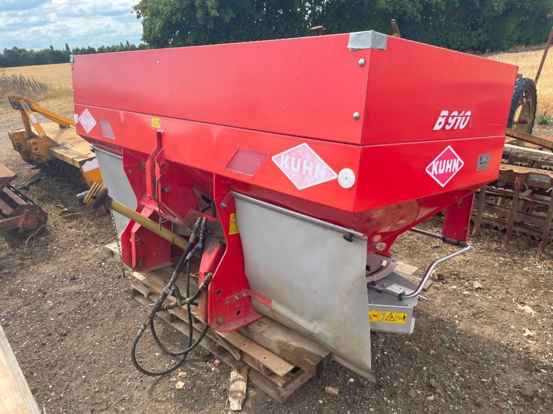1998 Kuhn MDS1141 12m/18m twin disc fertiliser spreader with B910 hopper extension. Serial No: 6417 - Image 2 of 2