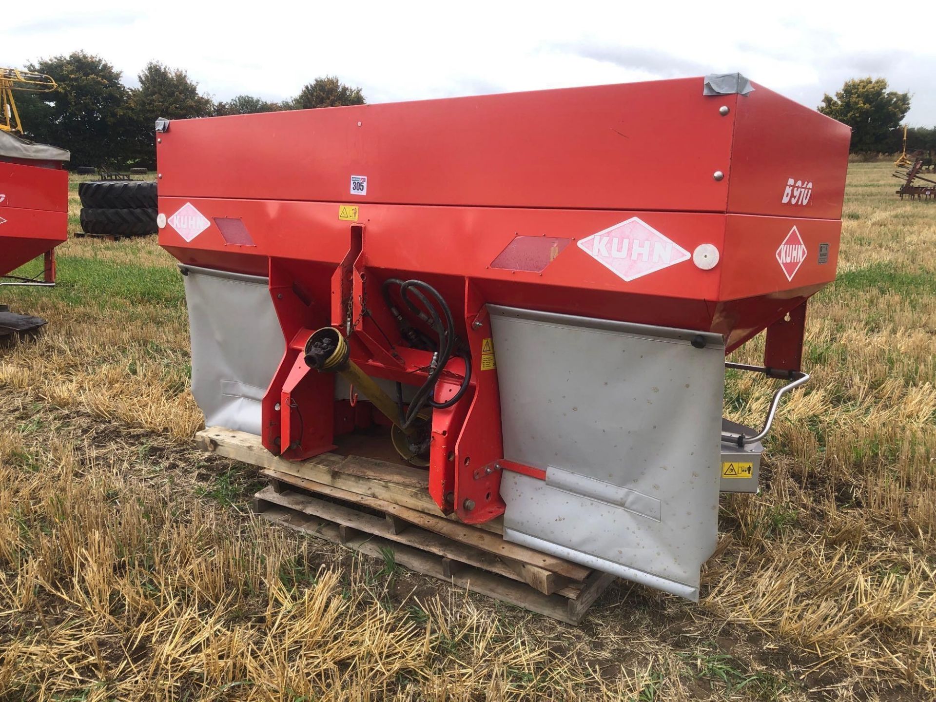 1998 Kuhn MDS1141 12m/18m twin disc fertiliser spreader with B910 hopper extension. Serial No: 6417