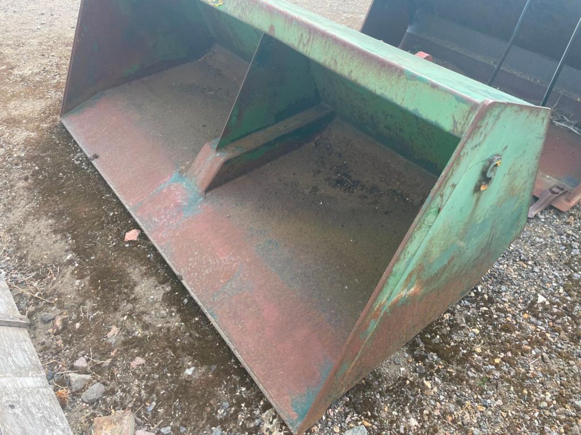 Suton Toe-tip 7' grain bucket with Euro 8 attachments - Image 2 of 7