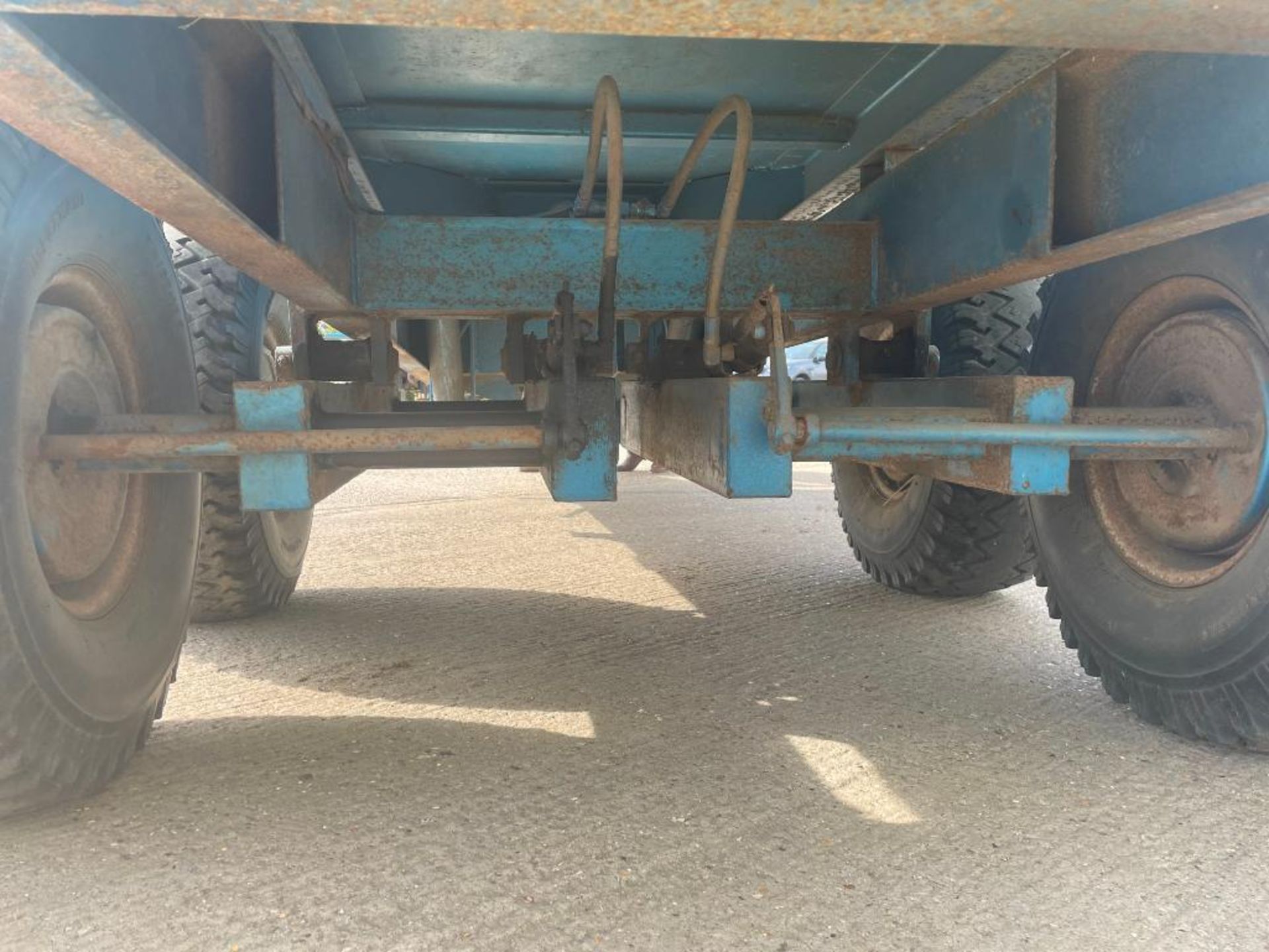 1986 Richard Western 10t twin axle grain trailer with manual tailgate, grain chute and rollover shee - Image 9 of 16