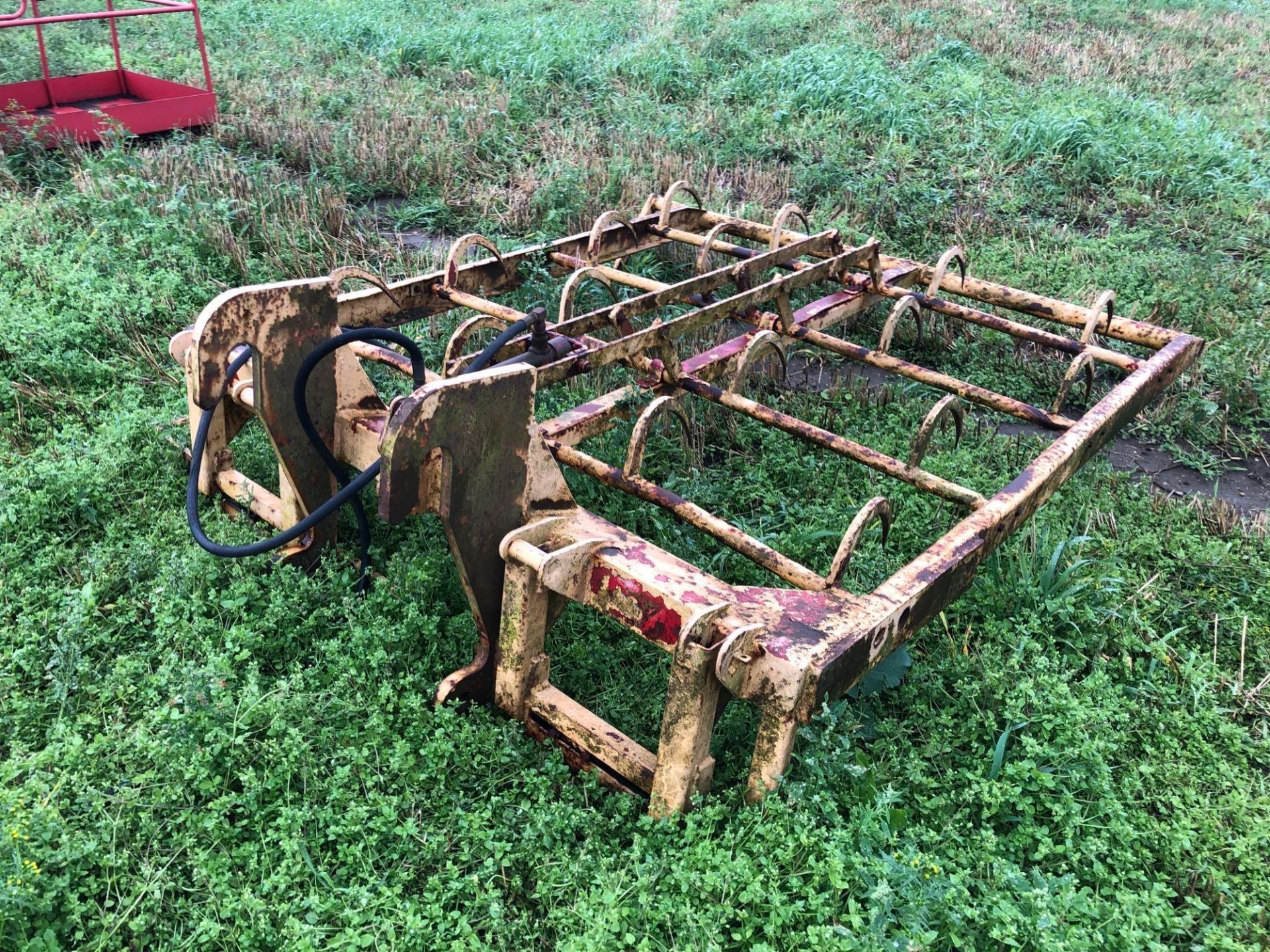 Flat 8 bale grab with CAT attachments - Image 3 of 4