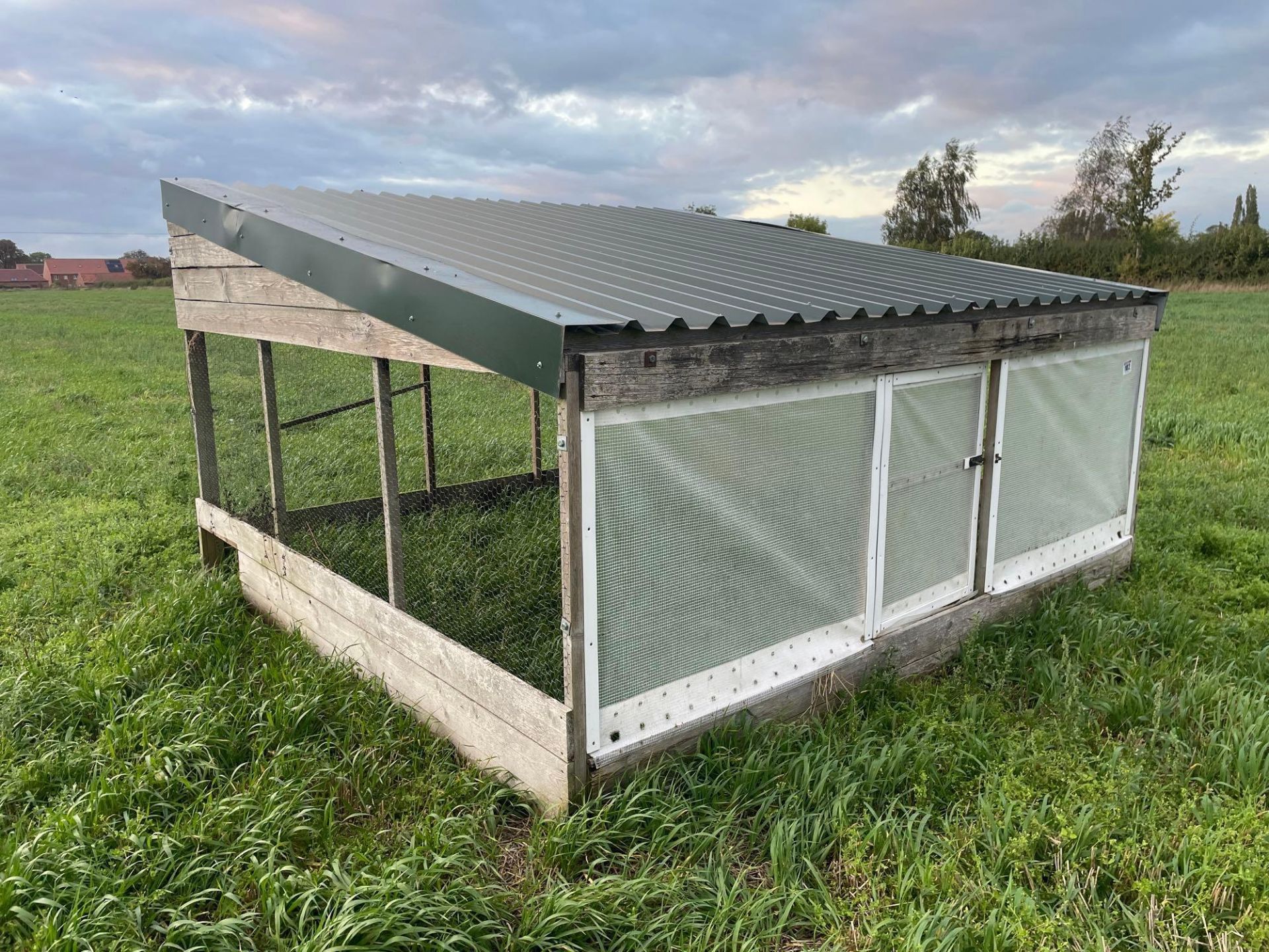 Game rearing pen 3.6m x 3.5m with wooden and mesh sides and tin roof - Image 2 of 2