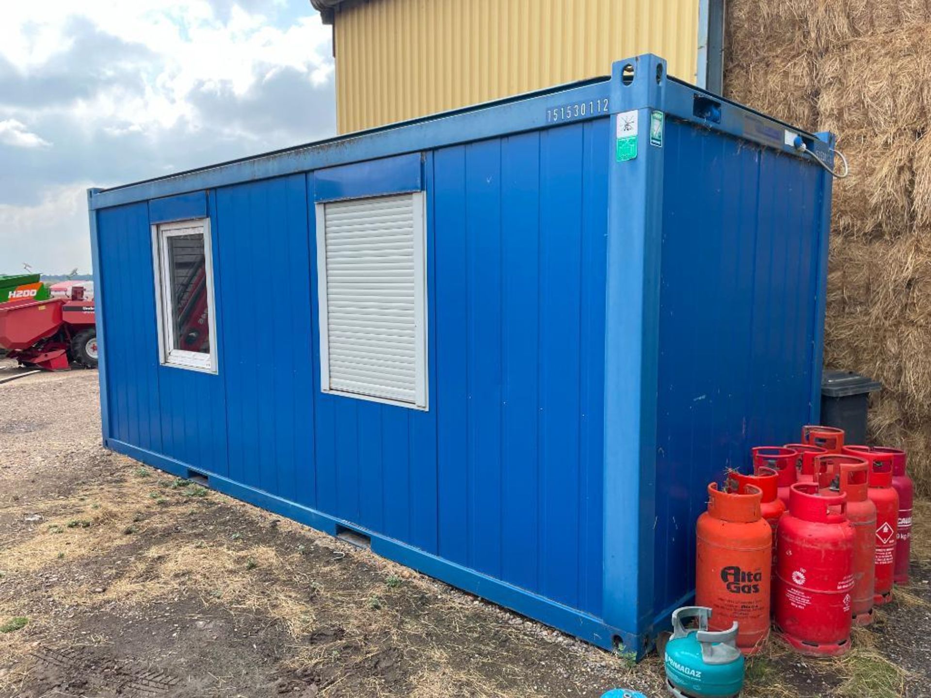 Welfare unit 20' container with electricity, office area & break room. To be sold in situ, buyer to - Image 2 of 2