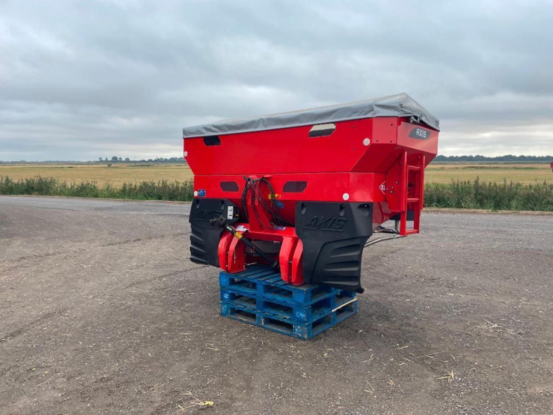 2017 Kuhn Axis 30.2D 24m twin disc fertiliser spreader with hydraulic shut off and border control. S - Image 9 of 18