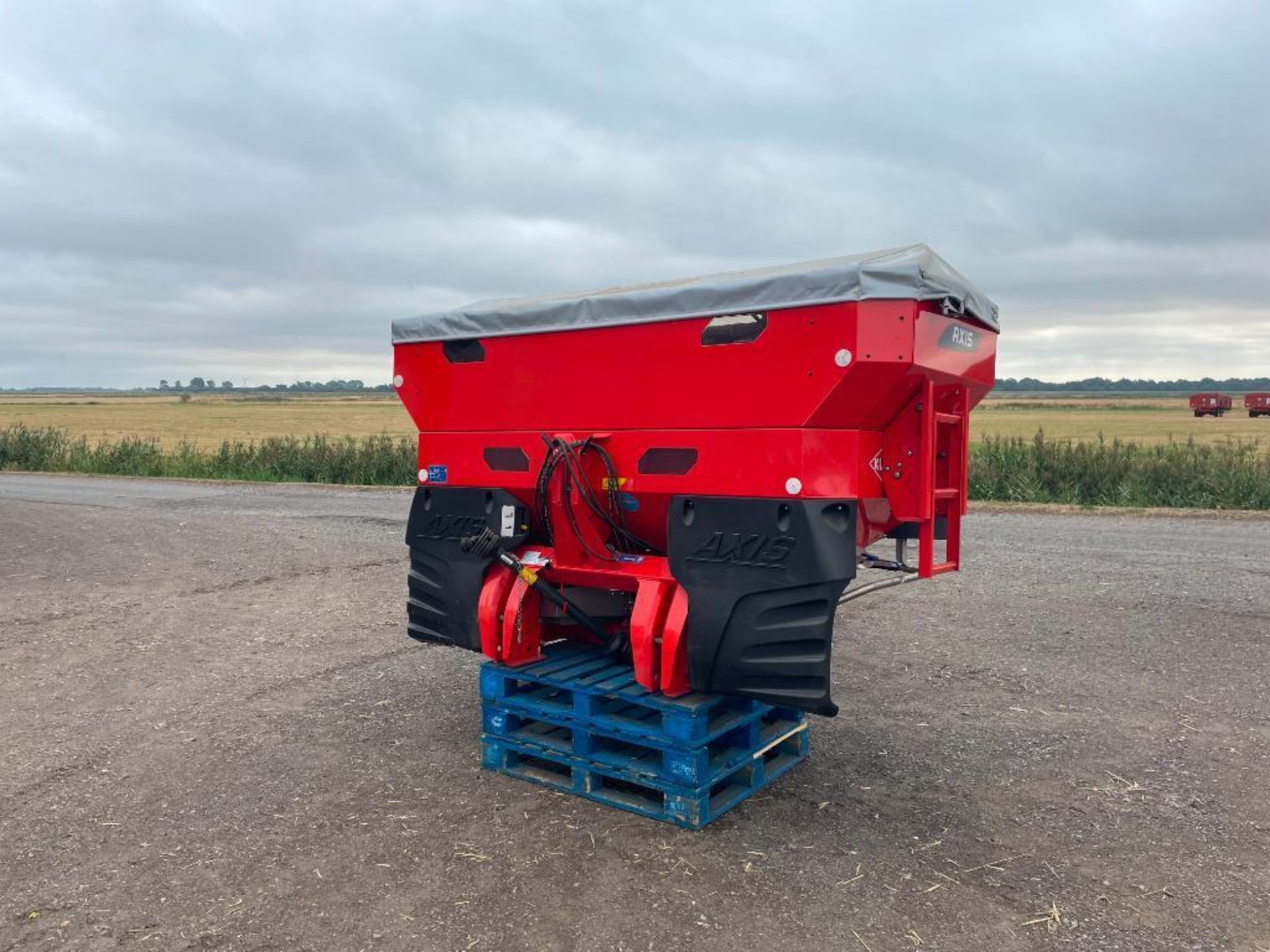 2017 Kuhn Axis 30.2D 24m twin disc fertiliser spreader with hydraulic shut off and border control. S - Image 4 of 18