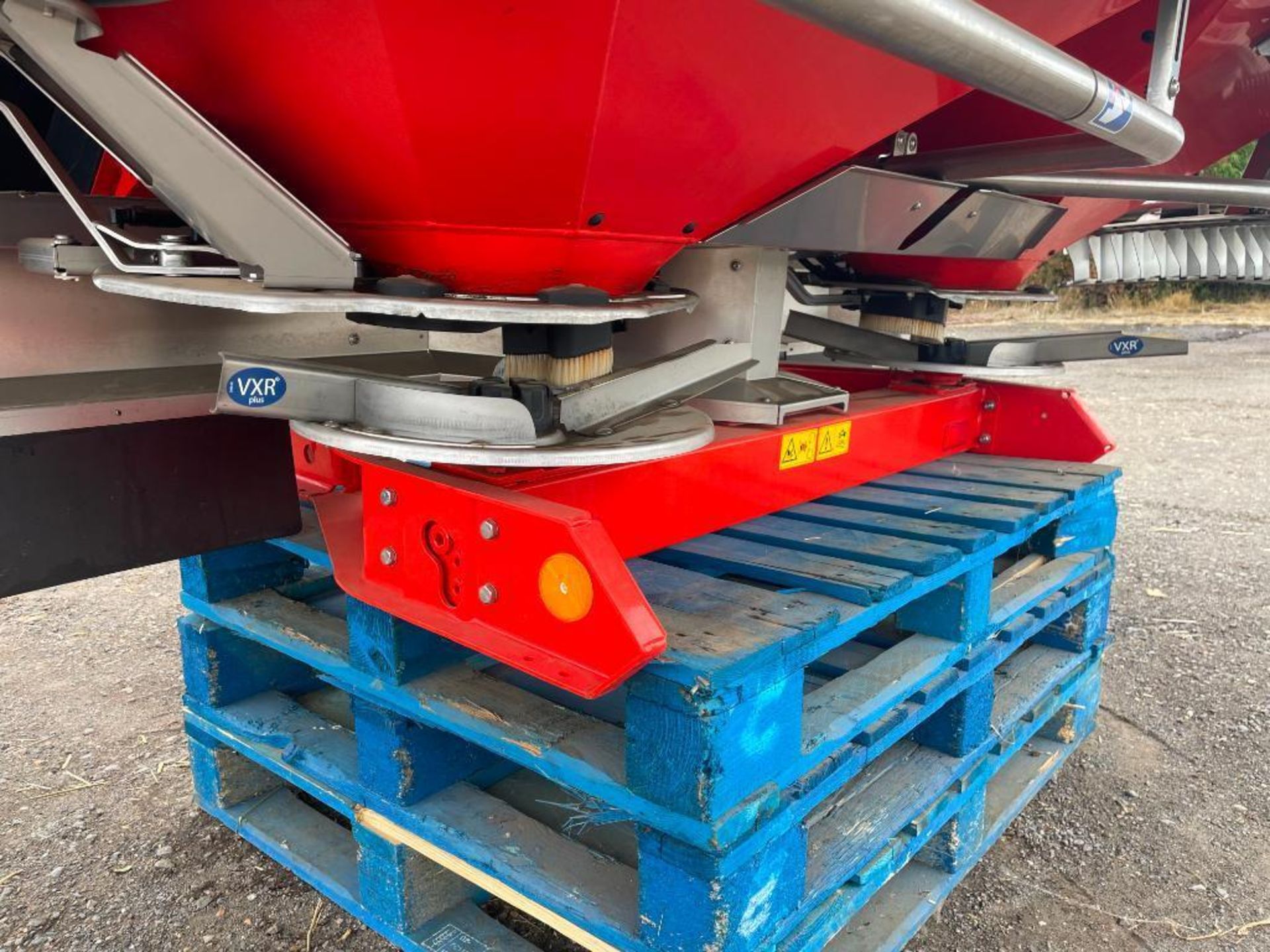 2017 Kuhn Axis 30.2D 24m twin disc fertiliser spreader with hydraulic shut off and border control. S - Image 17 of 18