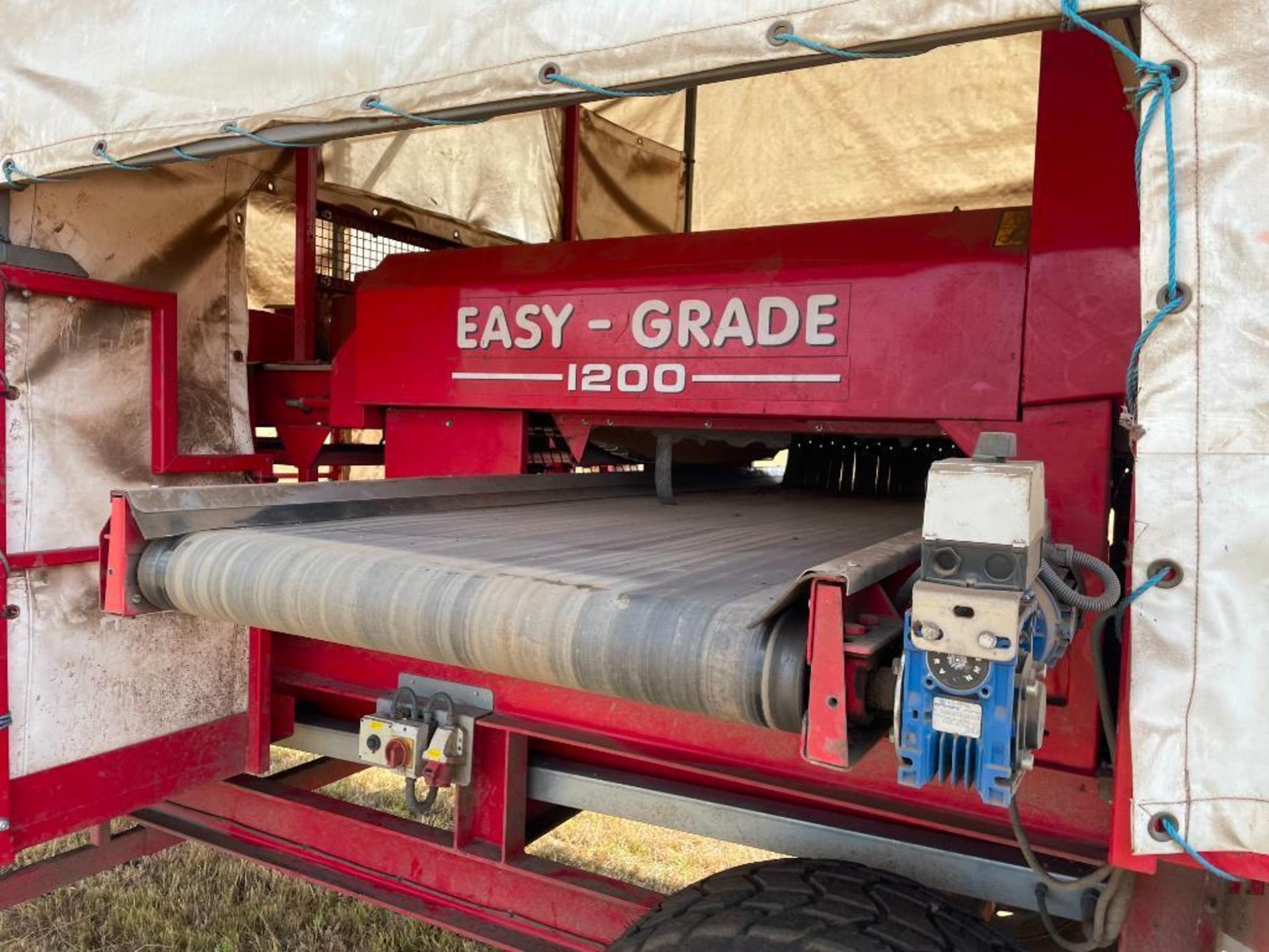 2011 Tong Peal Easy Grade 1200 mobile grading unit with 10ft Tong Caretaker intake hopper, trailer r - Image 11 of 29