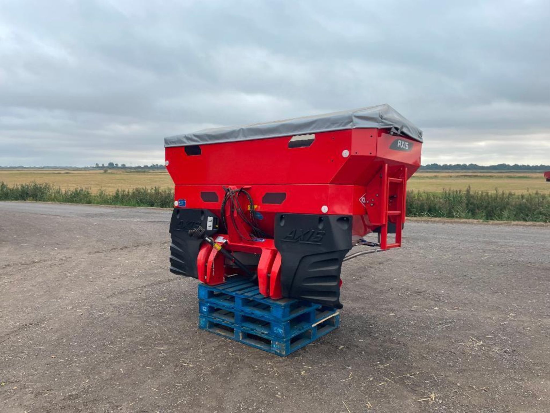 2017 Kuhn Axis 30.2D 24m twin disc fertiliser spreader with hydraulic shut off and border control. S - Image 5 of 18