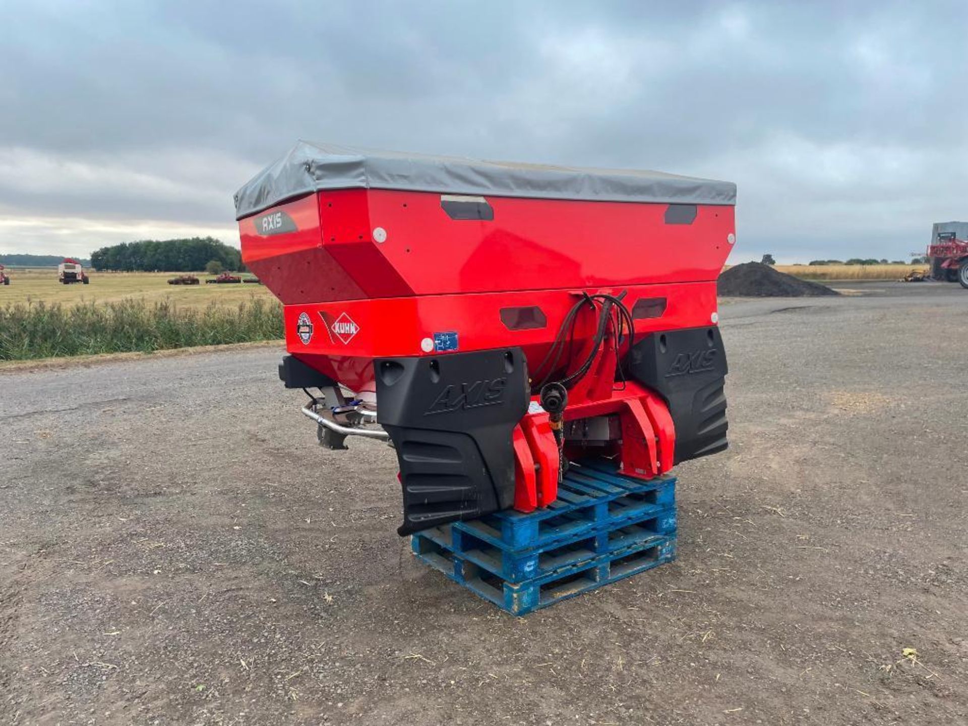 2017 Kuhn Axis 30.2D 24m twin disc fertiliser spreader with hydraulic shut off and border control. S - Image 2 of 18