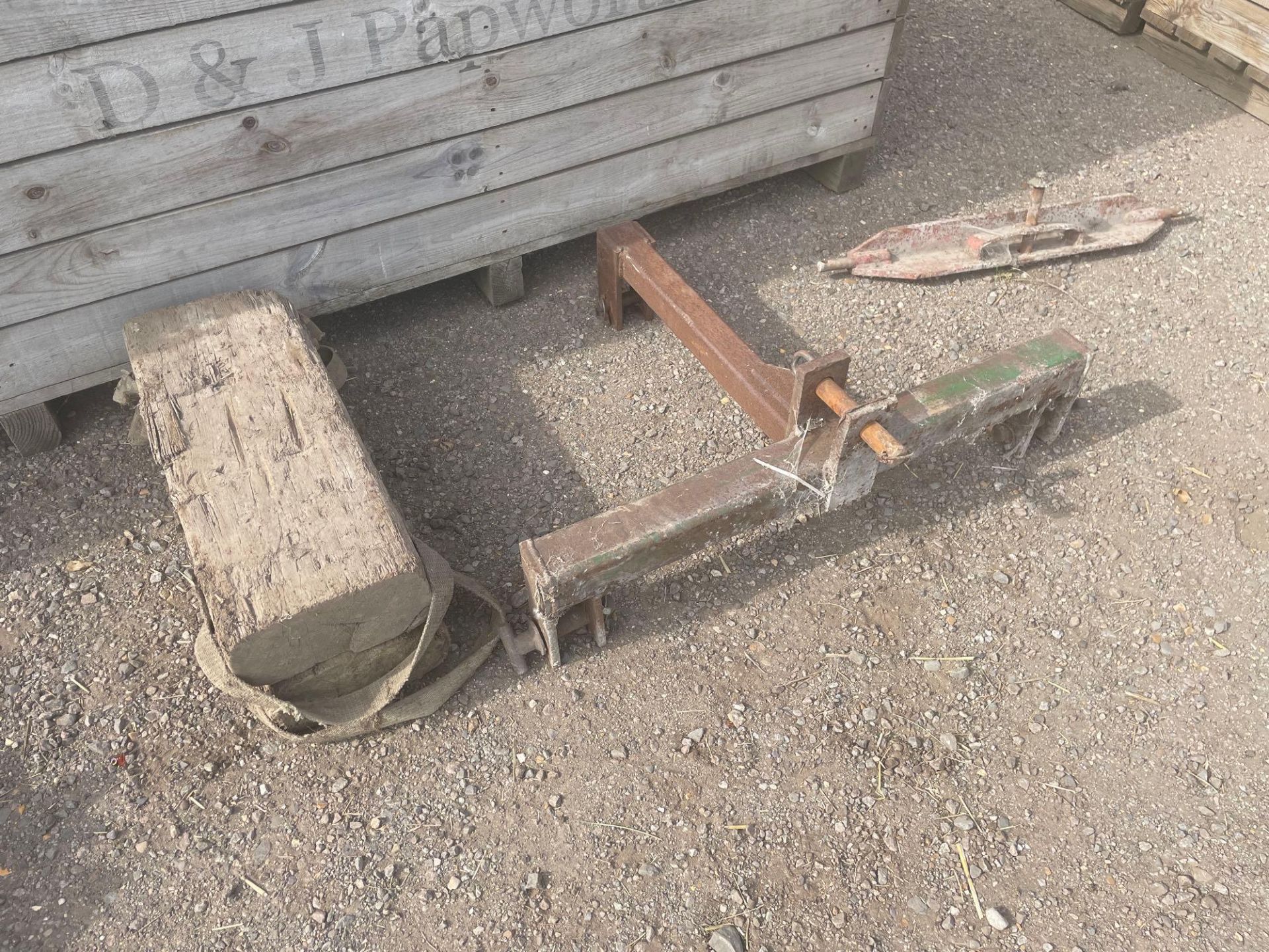 Linkage mounted drawbars and wooden blocks