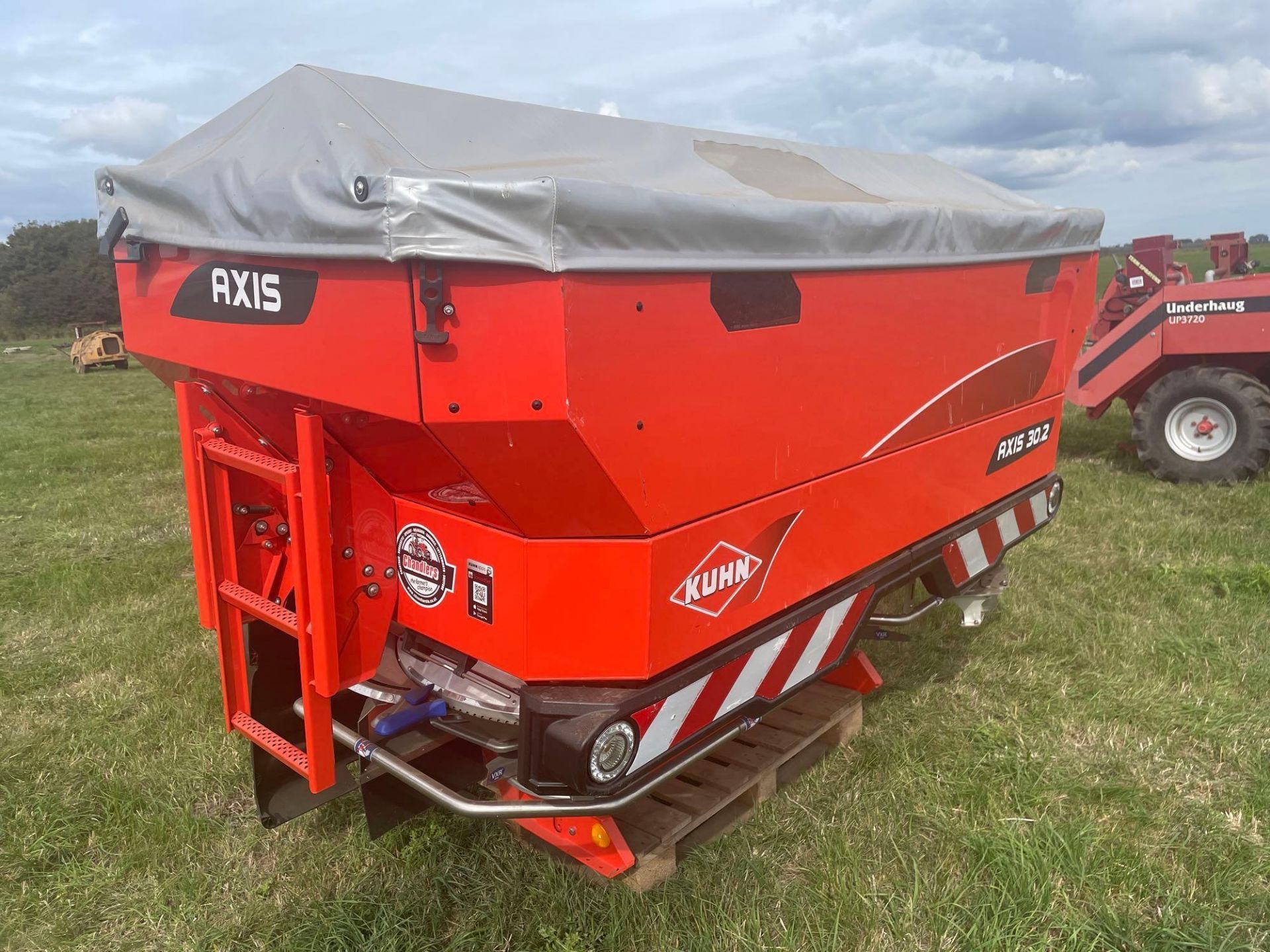 2017 Kuhn Axis 30.2D 24m twin disc fertiliser spreader with hydraulic shut off and border control. S - Image 18 of 18