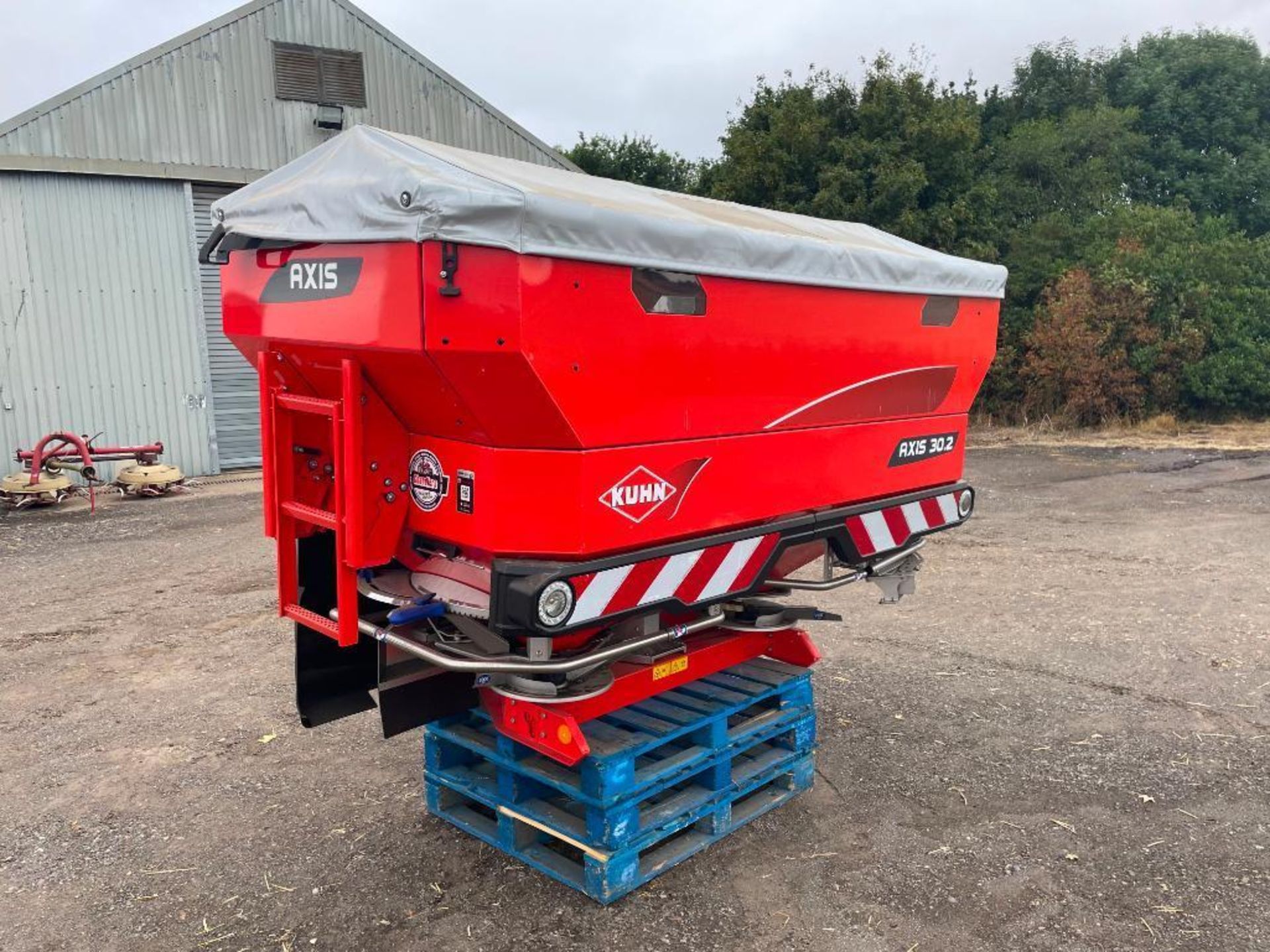 2017 Kuhn Axis 30.2D 24m twin disc fertiliser spreader with hydraulic shut off and border control. S - Image 16 of 18