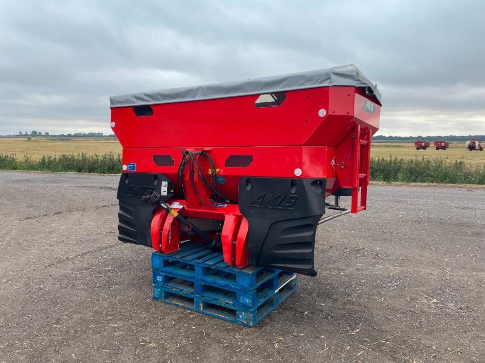 2017 Kuhn Axis 30.2D 24m twin disc fertiliser spreader with hydraulic shut off and border control. S - Image 11 of 18