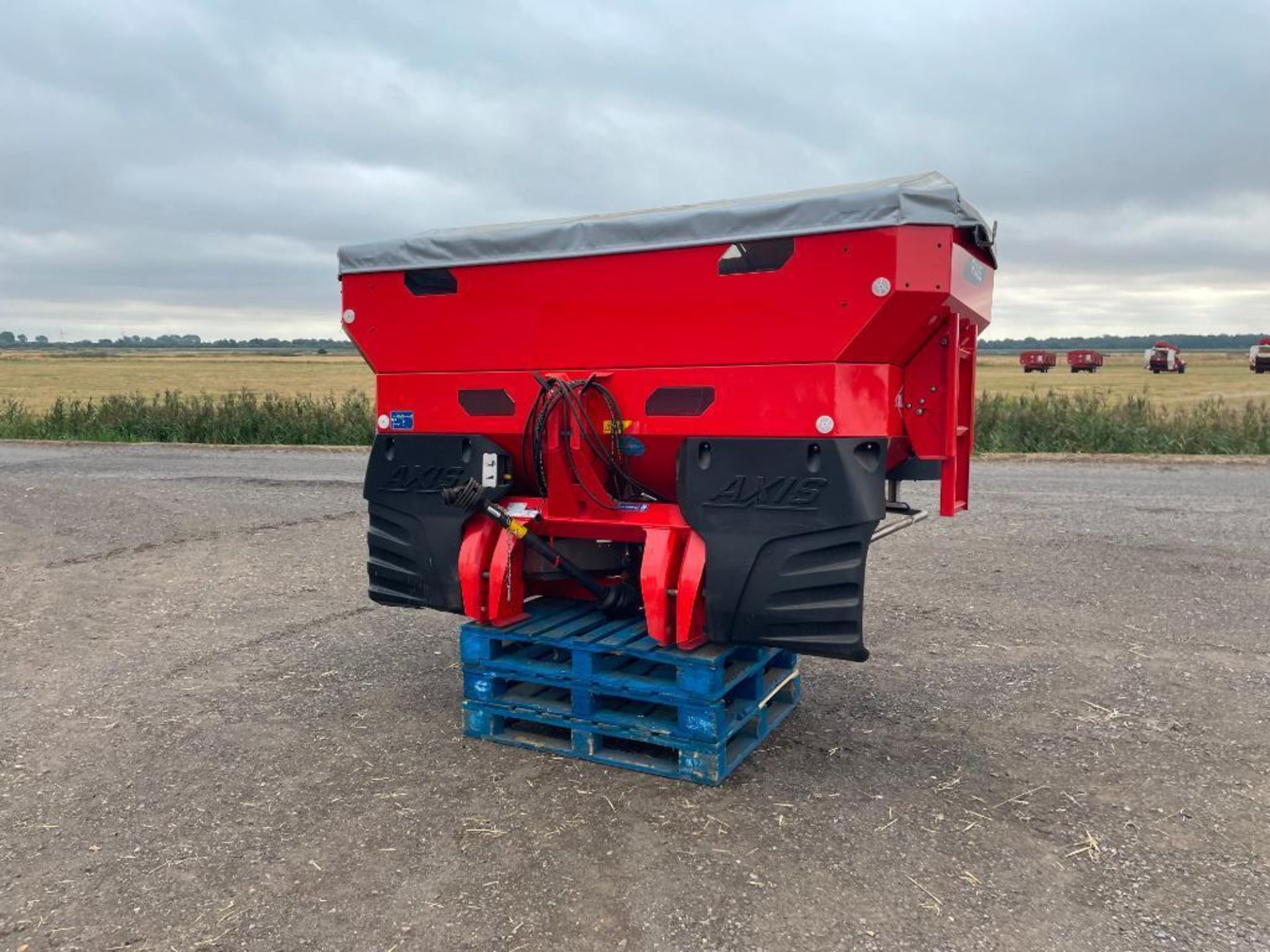 2017 Kuhn Axis 30.2D 24m twin disc fertiliser spreader with hydraulic shut off and border control. S - Image 10 of 18