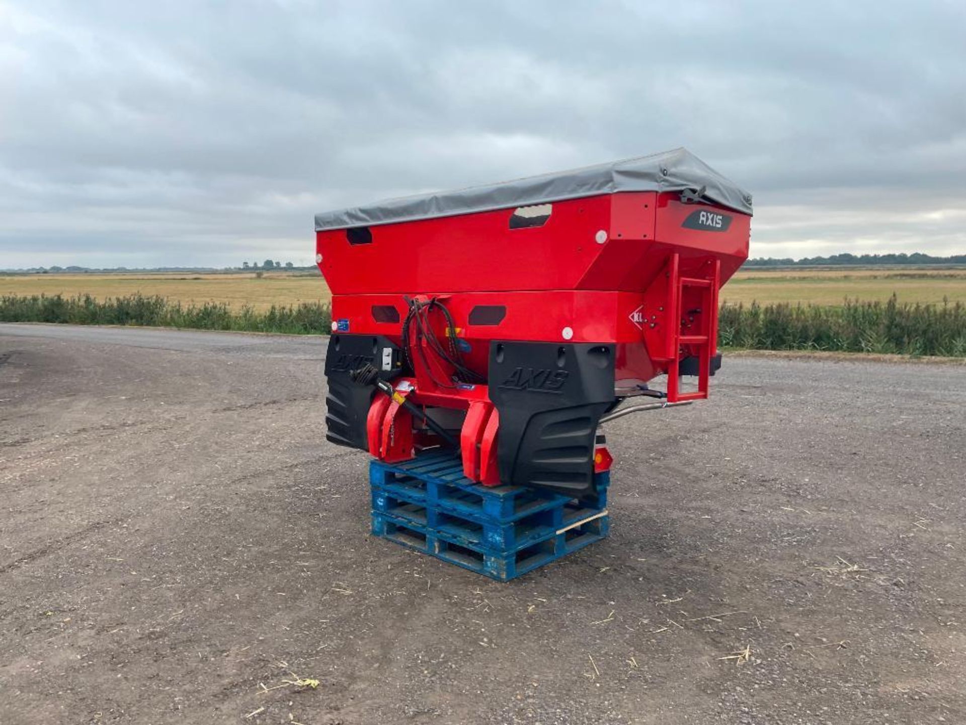 2017 Kuhn Axis 30.2D 24m twin disc fertiliser spreader with hydraulic shut off and border control. S - Image 8 of 18