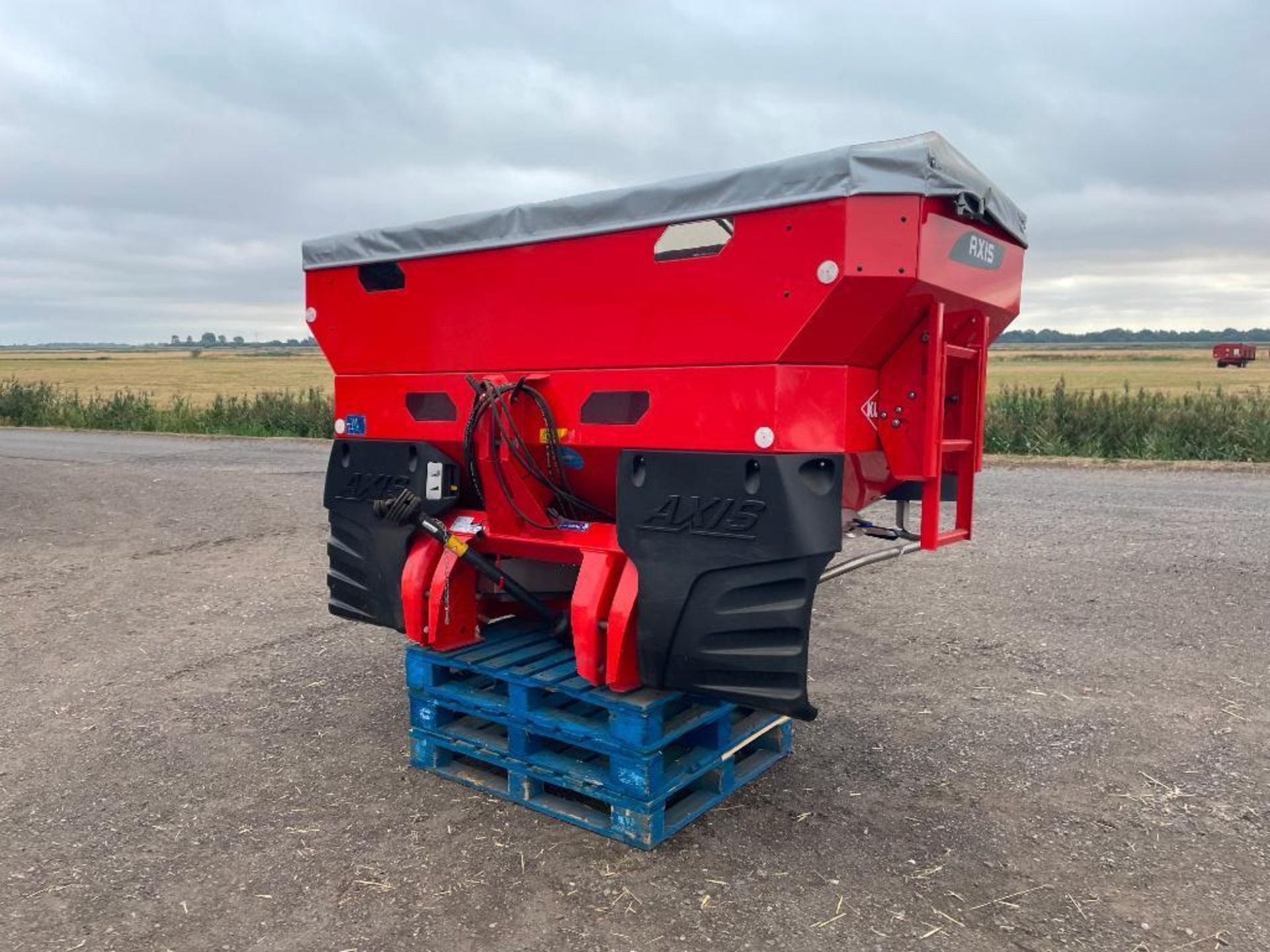 2017 Kuhn Axis 30.2D 24m twin disc fertiliser spreader with hydraulic shut off and border control. S - Image 12 of 18