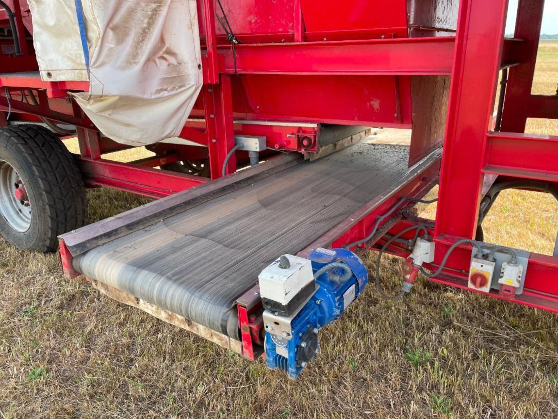 2011 Tong Peal Easy Grade 1200 mobile grading unit with 10ft Tong Caretaker intake hopper, trailer r - Image 9 of 29