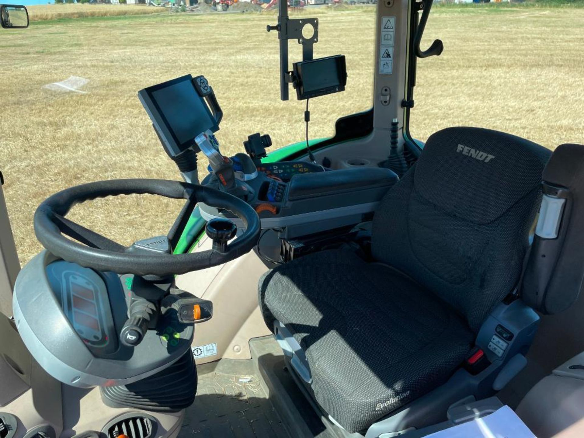 2017 Fendt 724 Profi Plus 4wd 50kph tractor with front linkage and PTO, 4 electric spools, air brake - Image 13 of 20