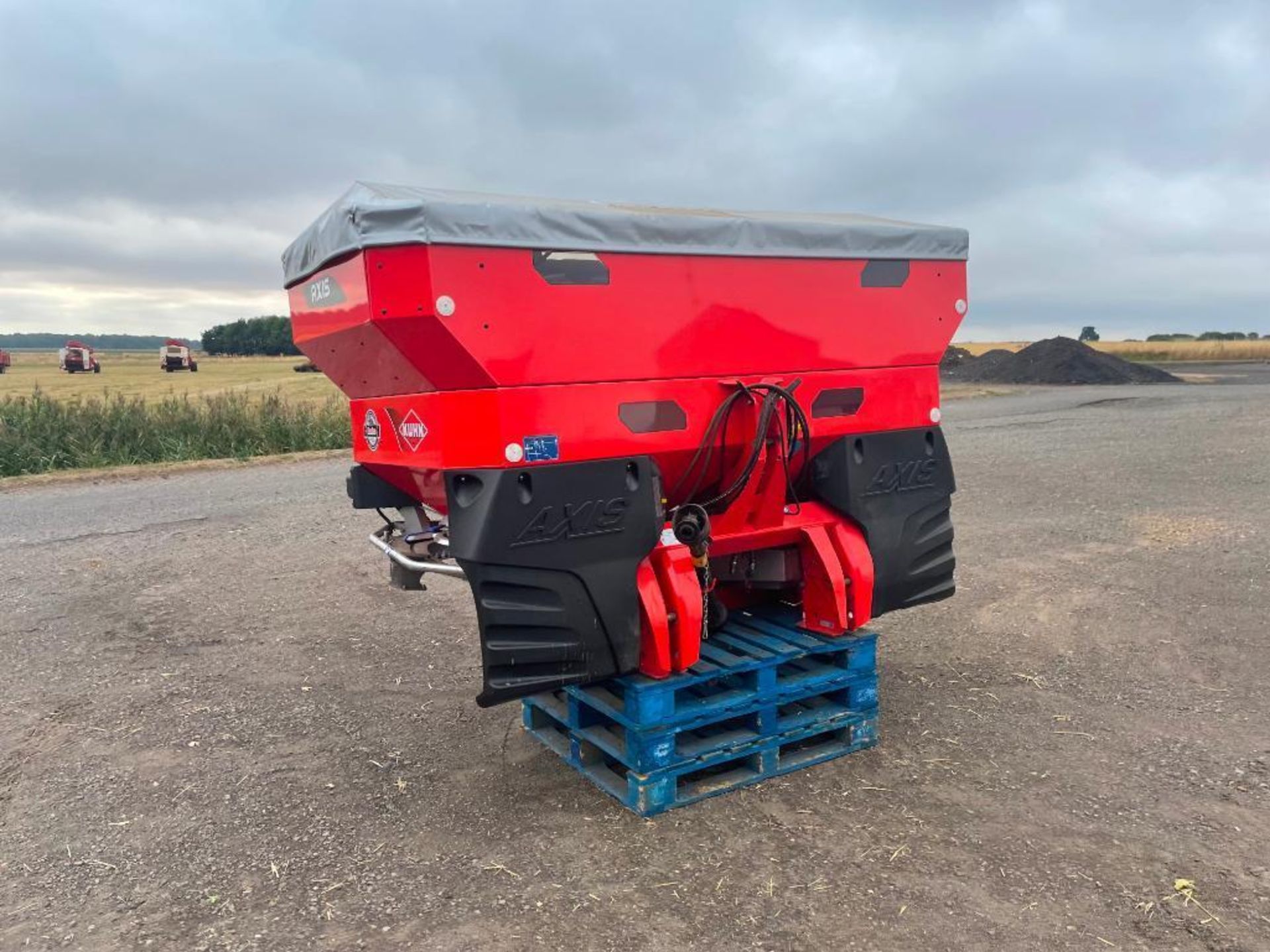 2017 Kuhn Axis 30.2D 24m twin disc fertiliser spreader with hydraulic shut off and border control. S - Image 3 of 18