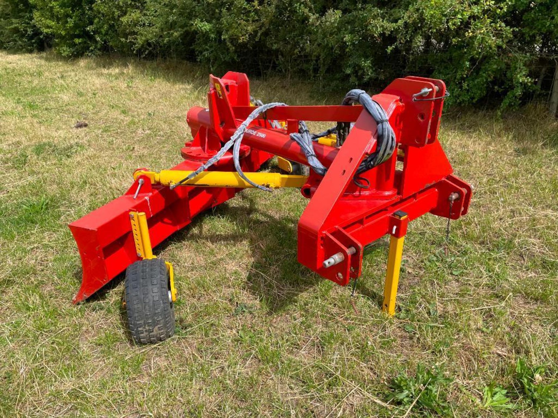 2012 Rabaud Lourde 2500 reversible mounted grader, hydraulic operated. Serial No: M9367. Manual in O - Image 5 of 7