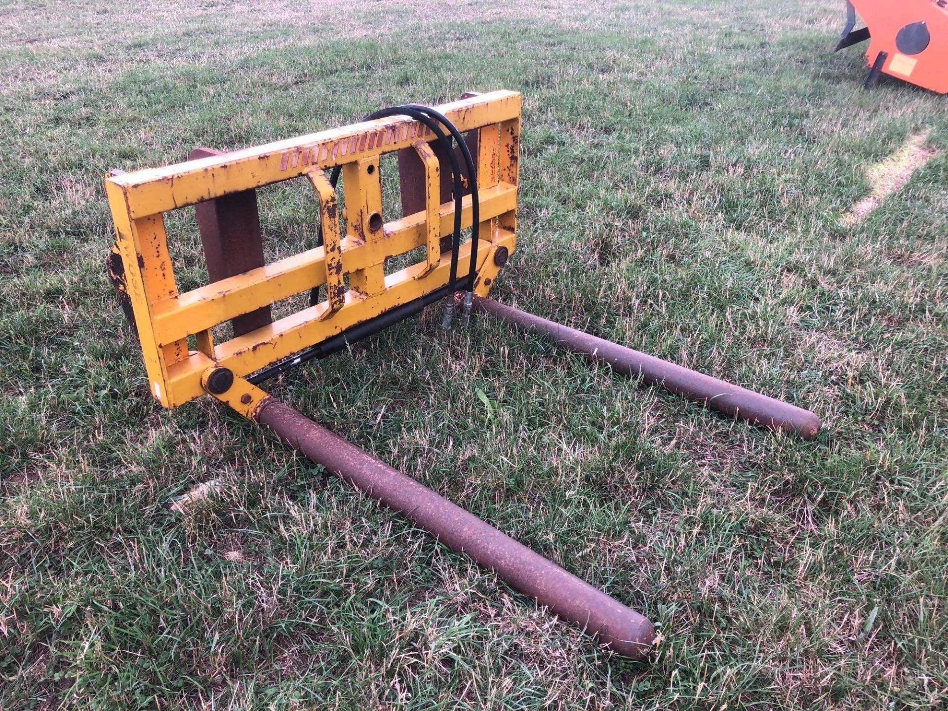 Twose hydraulic bale squeeze with Manitou attachments. Serial No: 446805 - Image 4 of 4