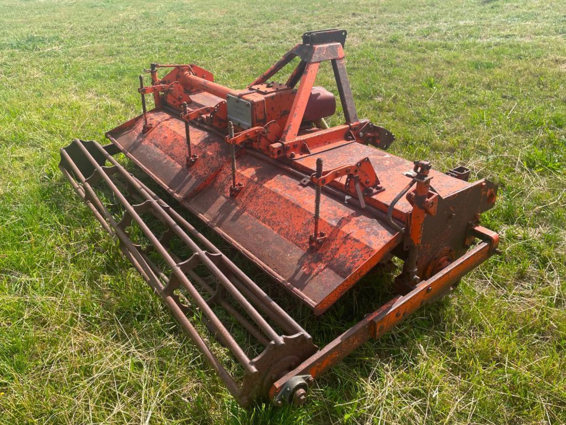 Howard HB100 8' 9" rotavator with rear crumbler, PTO driven, linkage mounted. Serial No: 802A4581 ​​ - Image 5 of 10