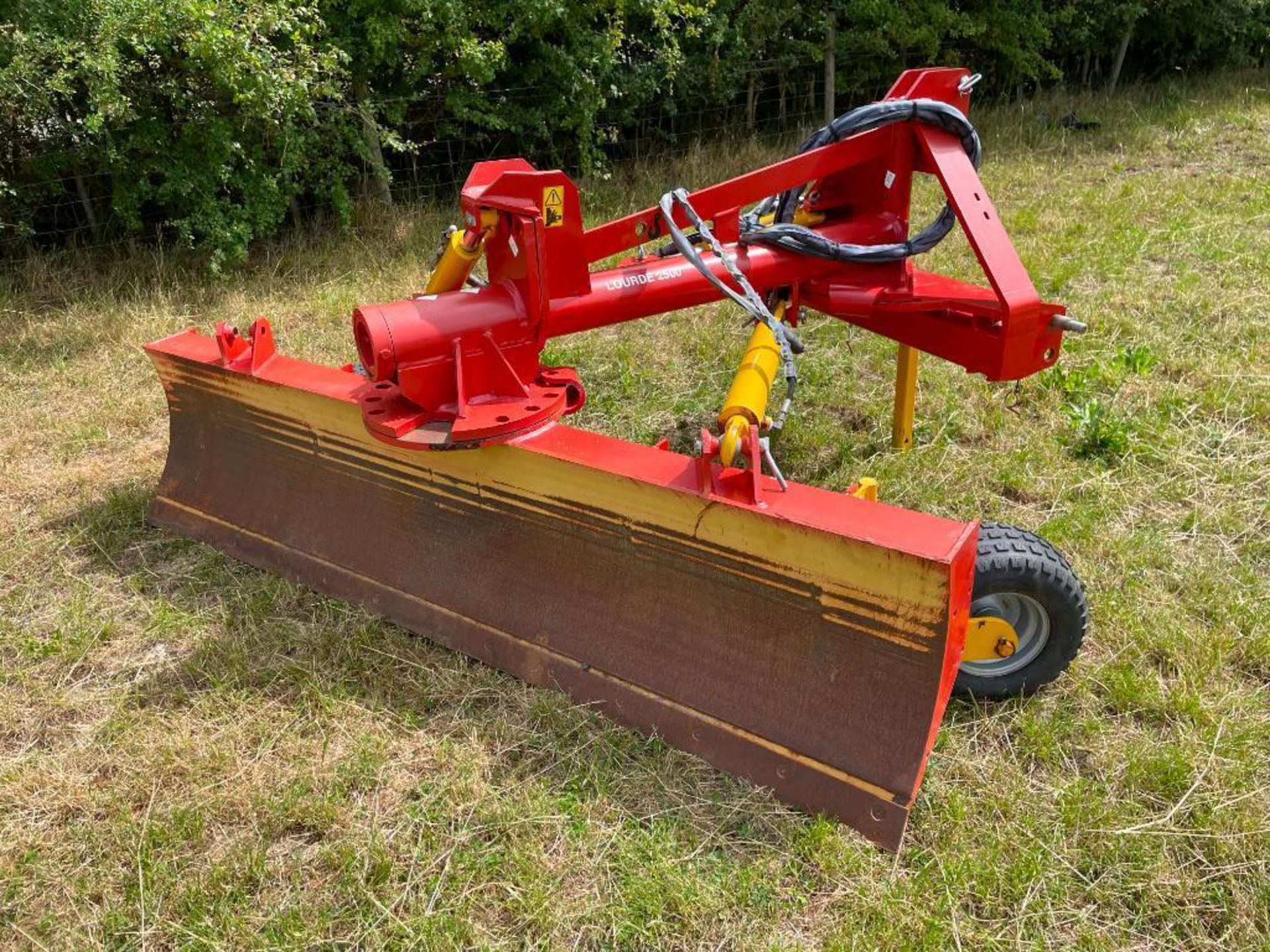 2012 Rabaud Lourde 2500 reversible mounted grader, hydraulic operated. Serial No: M9367. Manual in O - Image 4 of 7