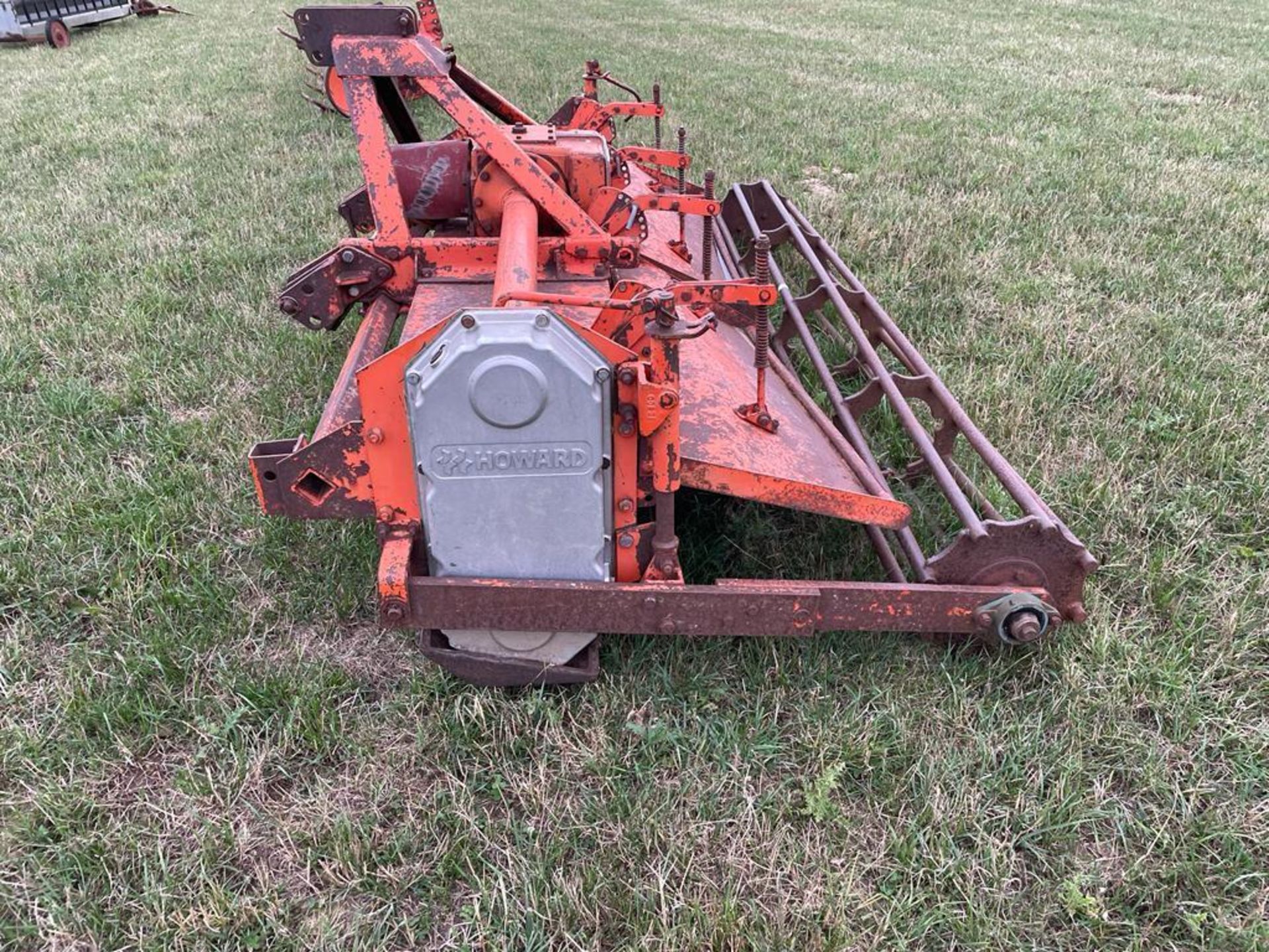 Howard HB100 8' 9" rotavator with rear crumbler, PTO driven, linkage mounted. Serial No: 802A4581 ​​ - Image 8 of 10