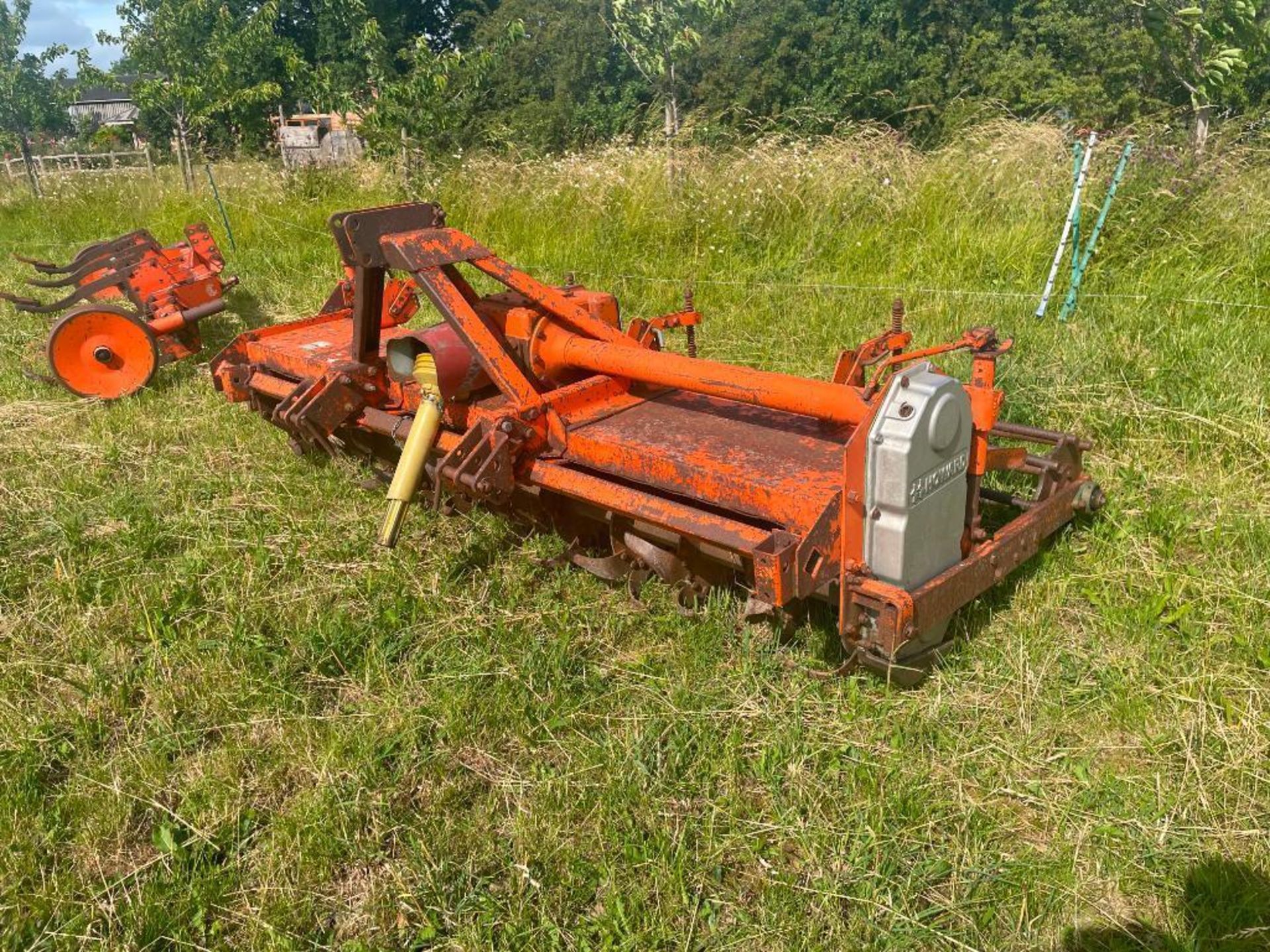 Howard HB100 8' 9" rotavator with rear crumbler, PTO driven, linkage mounted. Serial No: 802A4581 ​​ - Image 2 of 10