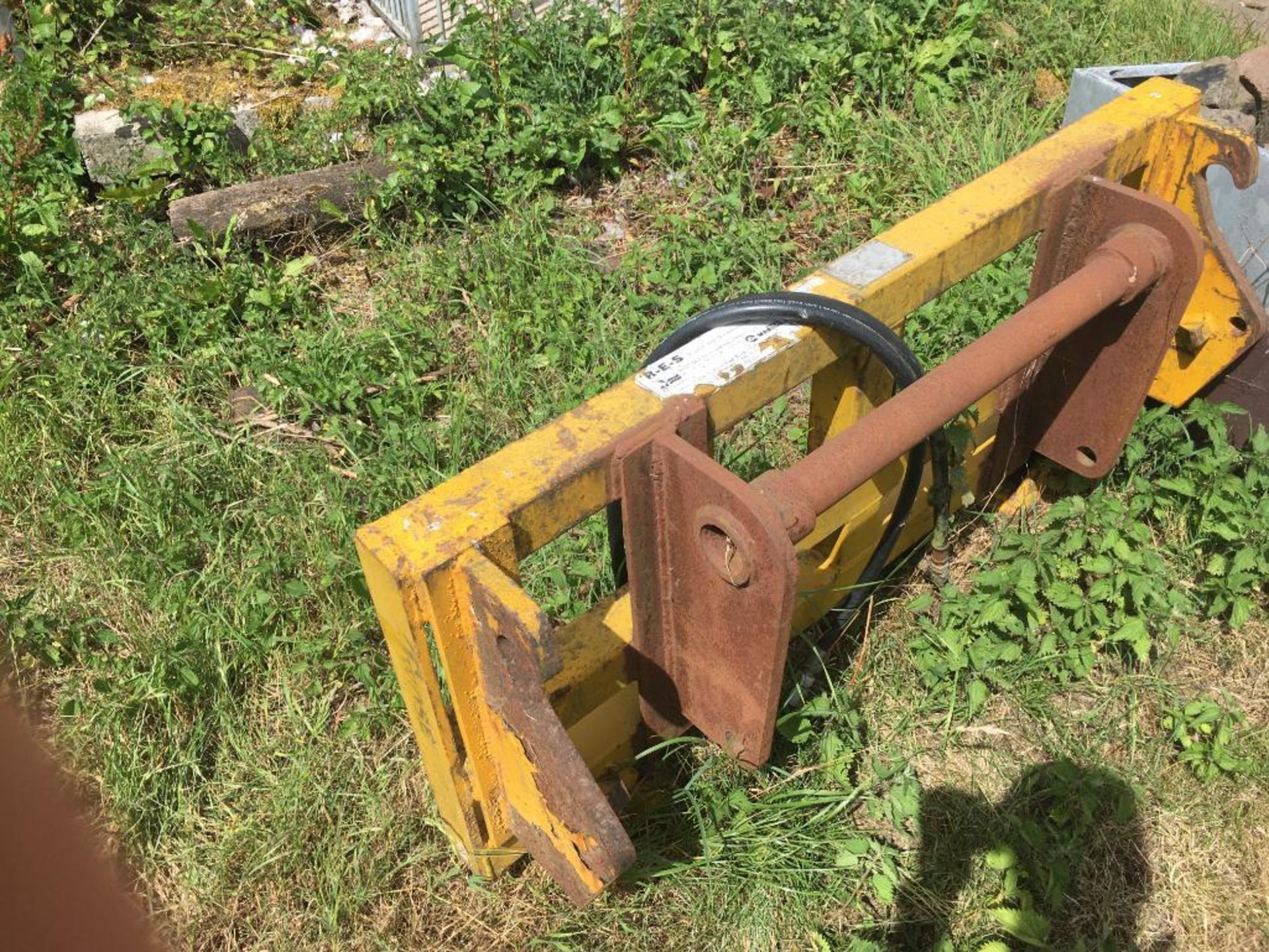 Twose hydraulic bale squeeze with Manitou attachments. Serial No: 446805 - Image 2 of 4