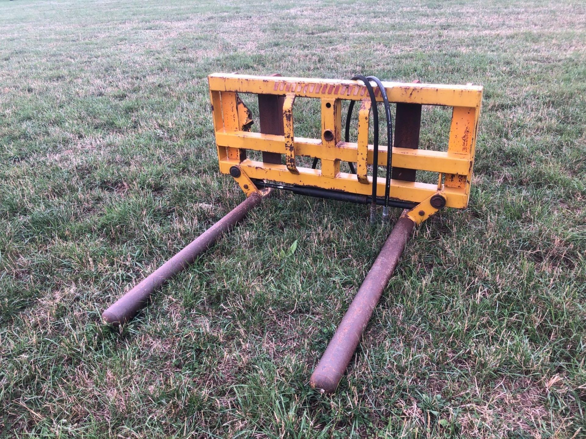 Twose hydraulic bale squeeze with Manitou attachments. Serial No: 446805 - Image 3 of 4