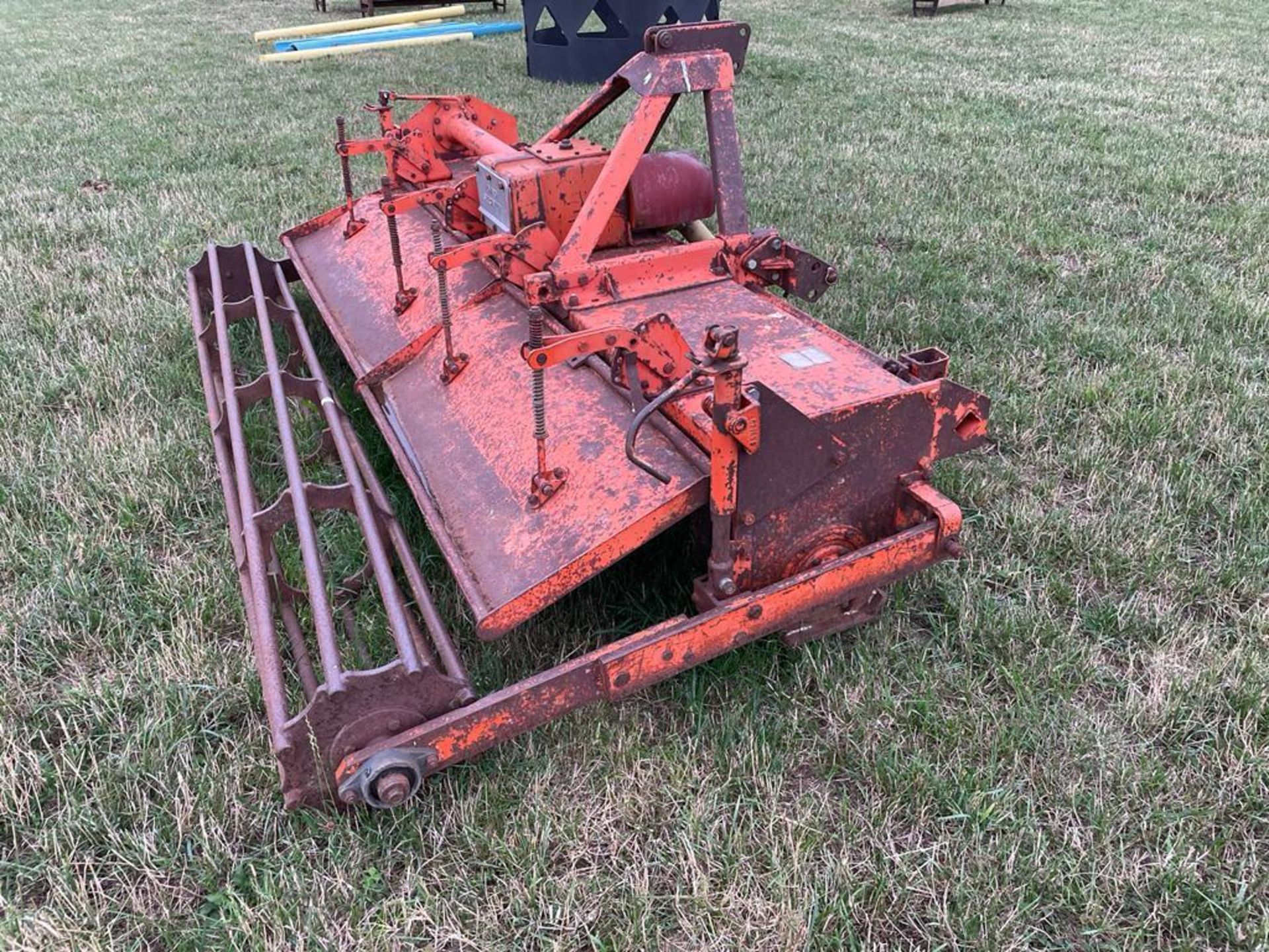 Howard HB100 8' 9" rotavator with rear crumbler, PTO driven, linkage mounted. Serial No: 802A4581 ​​ - Image 9 of 10