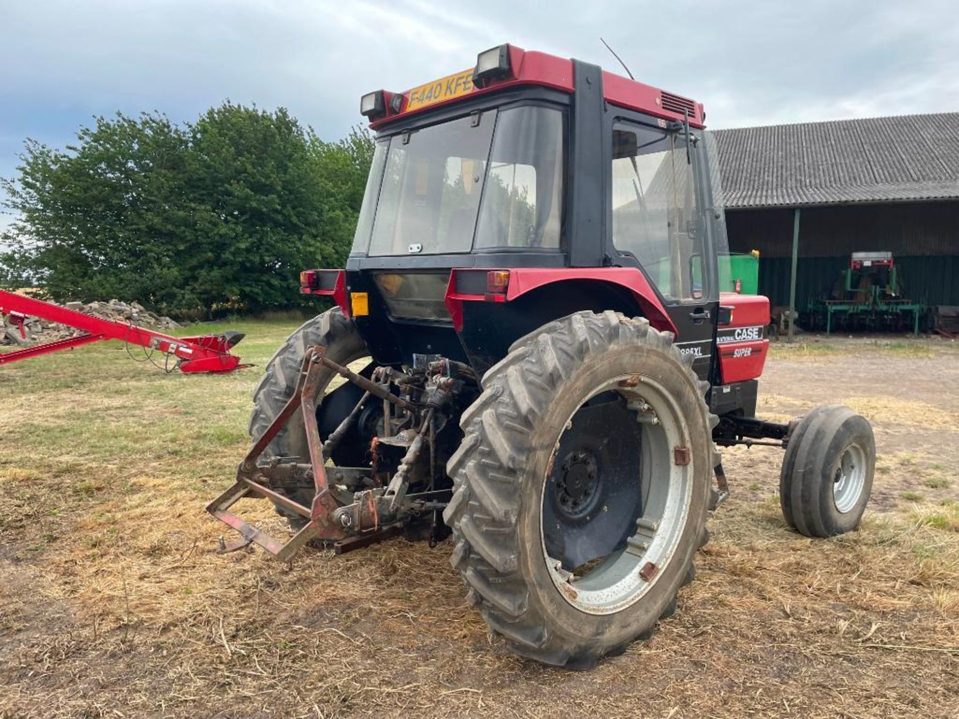 1988 Case International 885XL Super 2wd tractor with 2 manual spools on 10.00-16 front and 13.6R38 r - Image 6 of 12