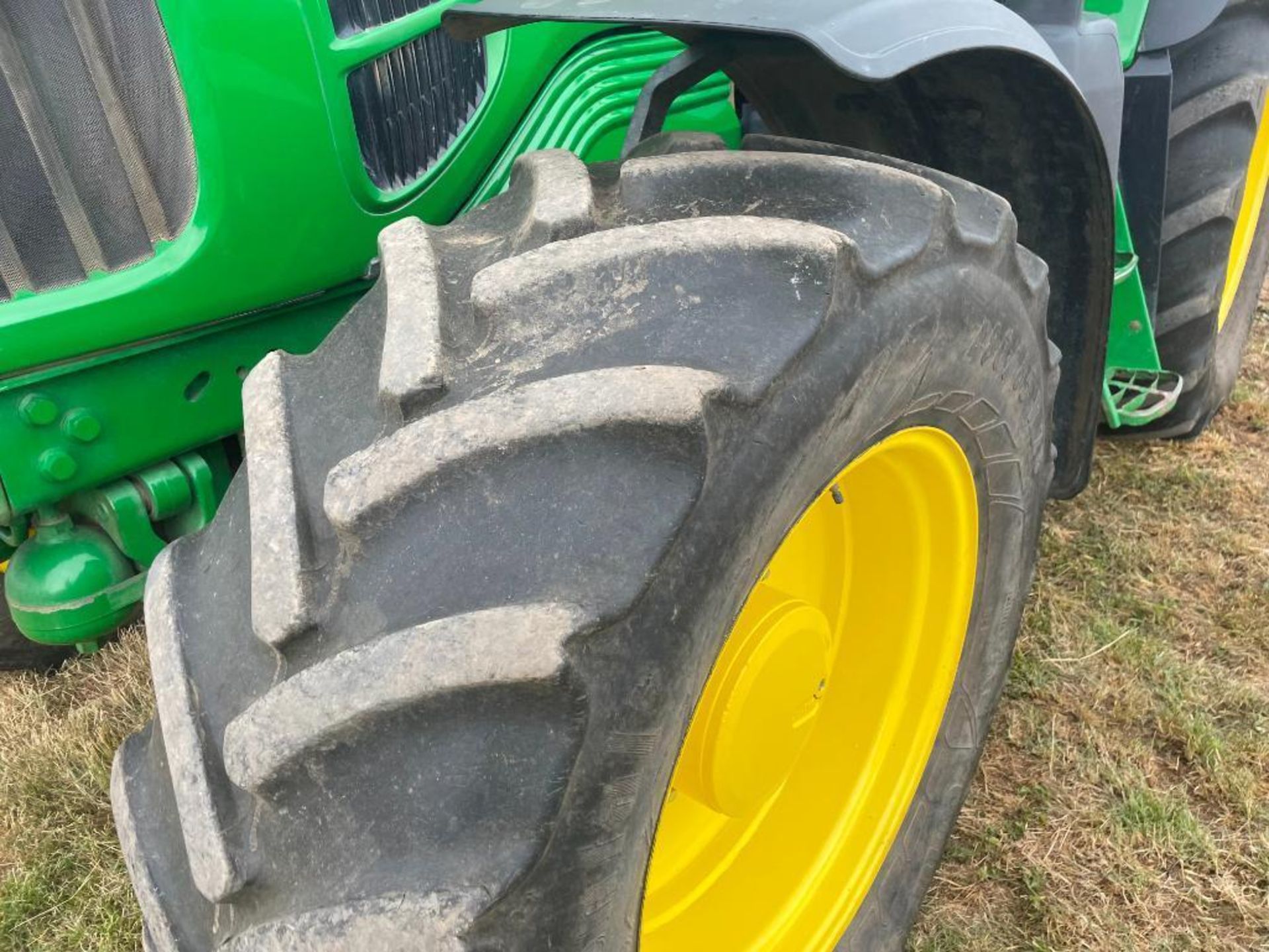 2010 John Deere 6930 Premium 4wd 40kph PowerQuad tractor with 3 manual spools, cab and front suspens - Image 5 of 17