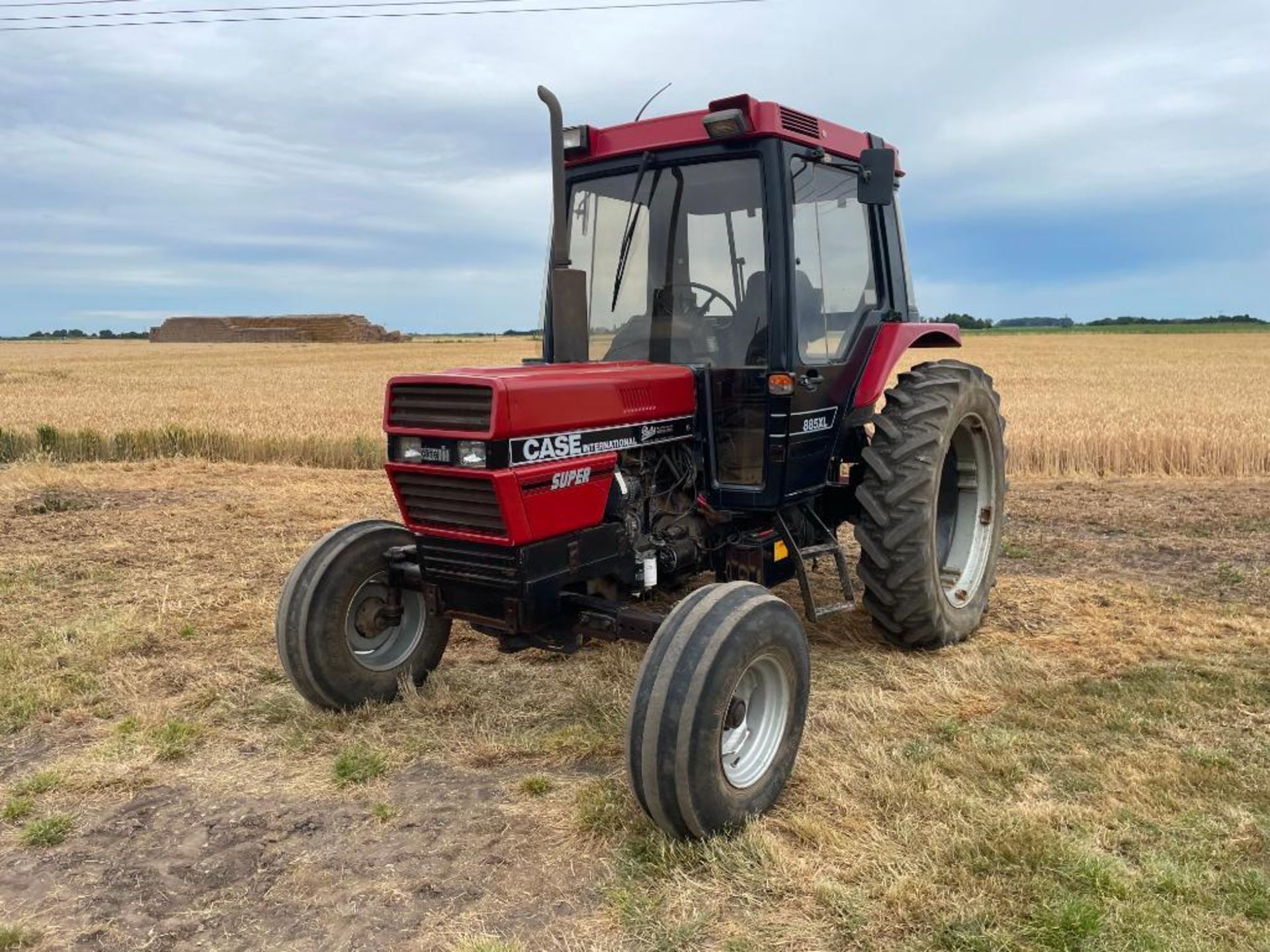 1988 Case International 885XL Super 2wd tractor with 2 manual spools on 10.00-16 front and 13.6R38 r - Image 2 of 12