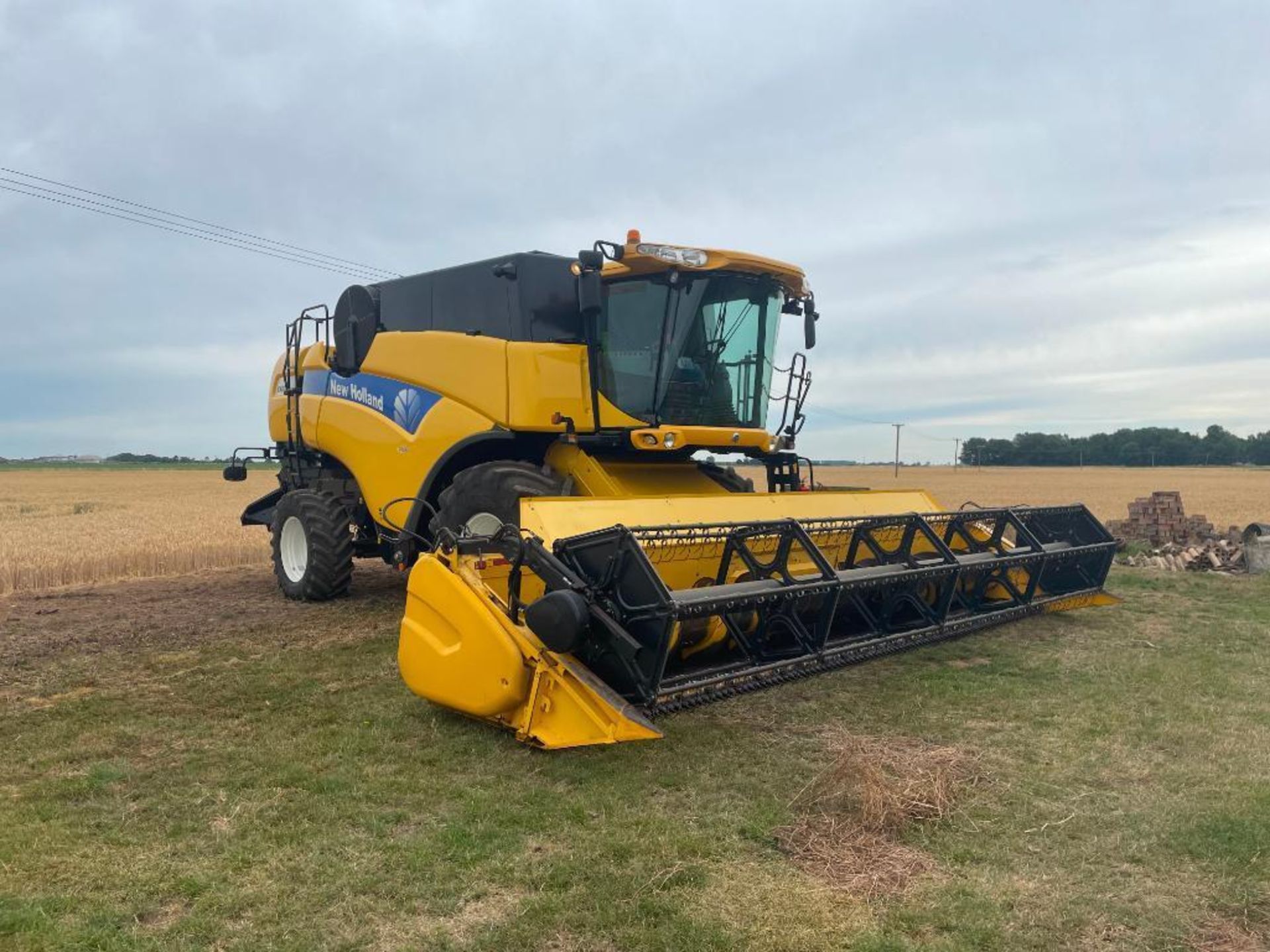 2010 New Holland CX8080 combine harvester with 25ft Varifeed header and trolley, straw chopper, 6 st - Image 4 of 21