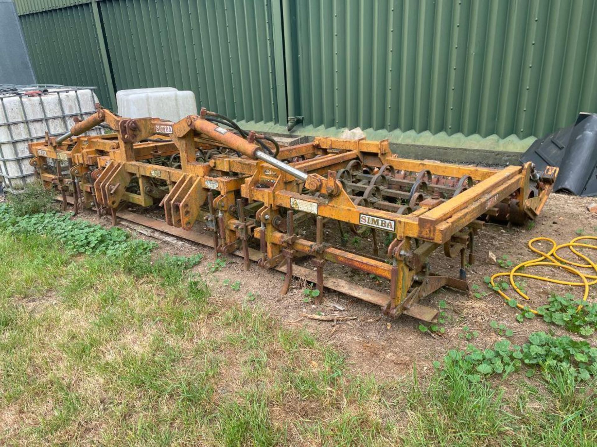 1994 Simba 4.5m springtine cultivator hydraulic folding with front levelling board and rear tooth pa - Image 4 of 6