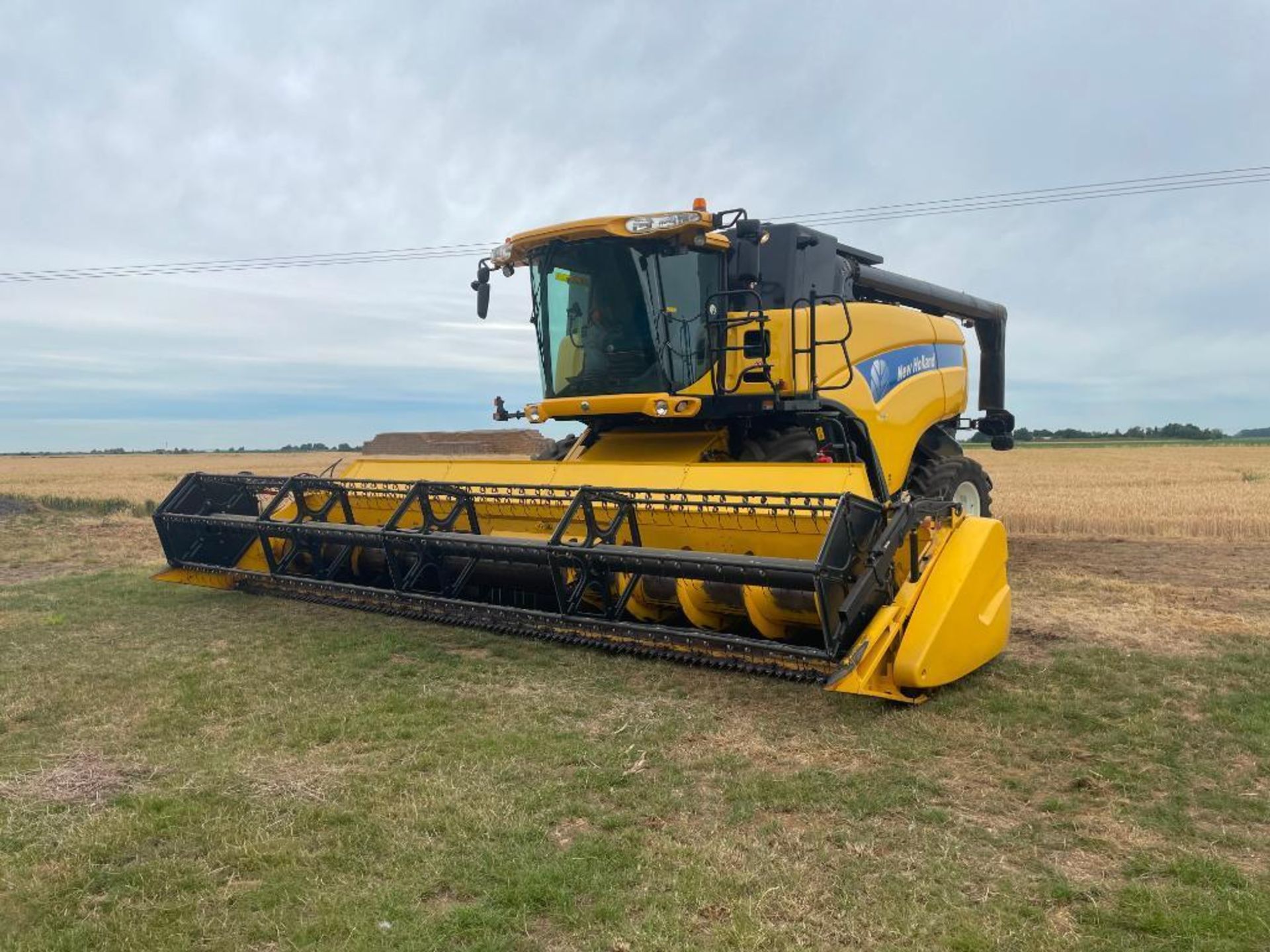 2010 New Holland CX8080 combine harvester with 25ft Varifeed header and trolley, straw chopper, 6 st - Image 2 of 21
