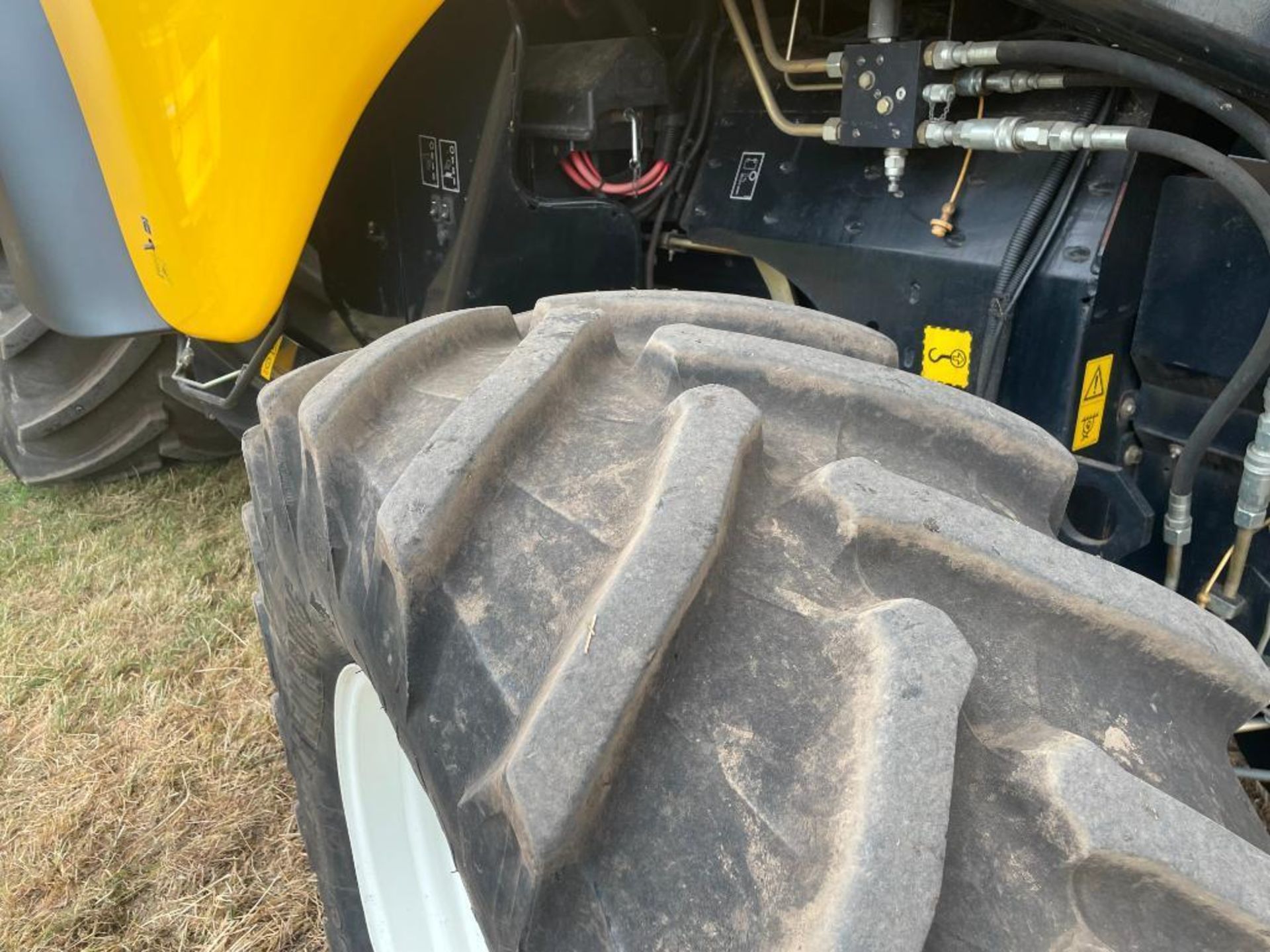 2010 New Holland CX8080 combine harvester with 25ft Varifeed header and trolley, straw chopper, 6 st - Image 12 of 21