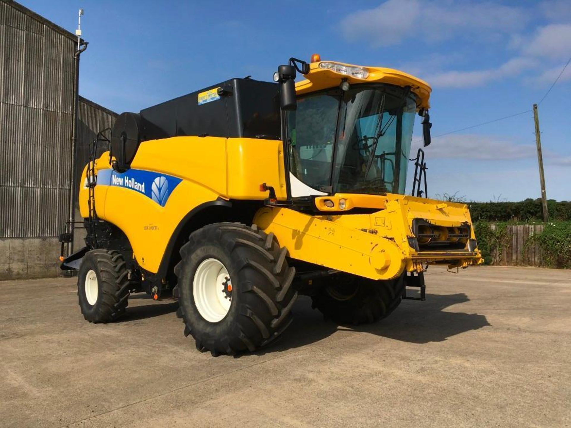2007 New Holland CX8090 combine harvester with 24ft Varifeed header and trolley. 2wd, 6 straw walker - Image 4 of 14