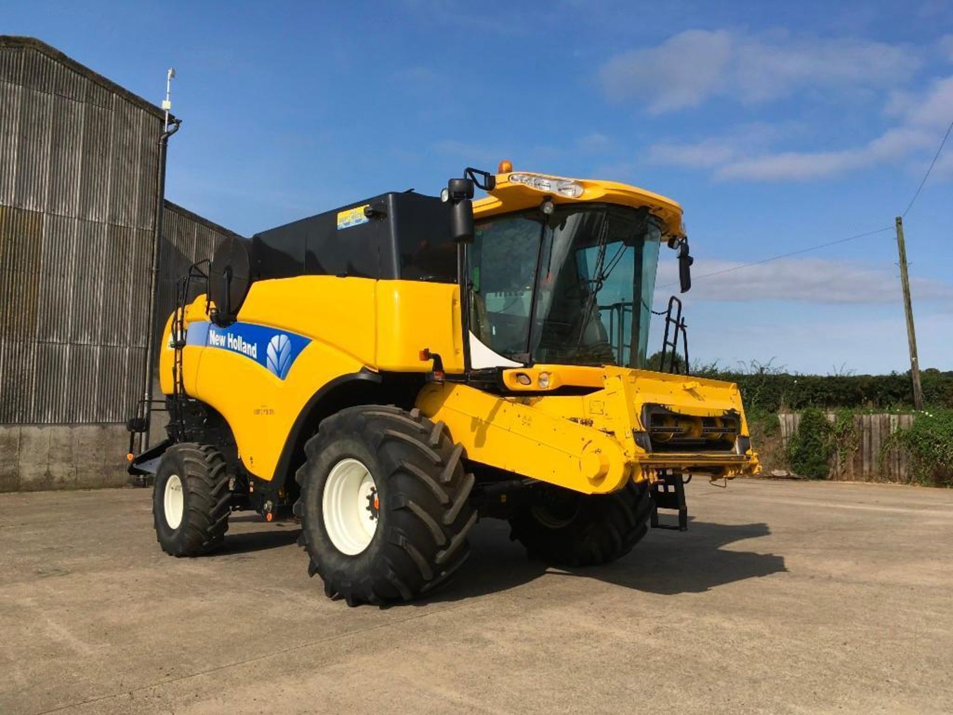 2007 New Holland CX8090 combine harvester with 24ft Varifeed header and trolley. 2wd, 6 straw walker - Image 5 of 14