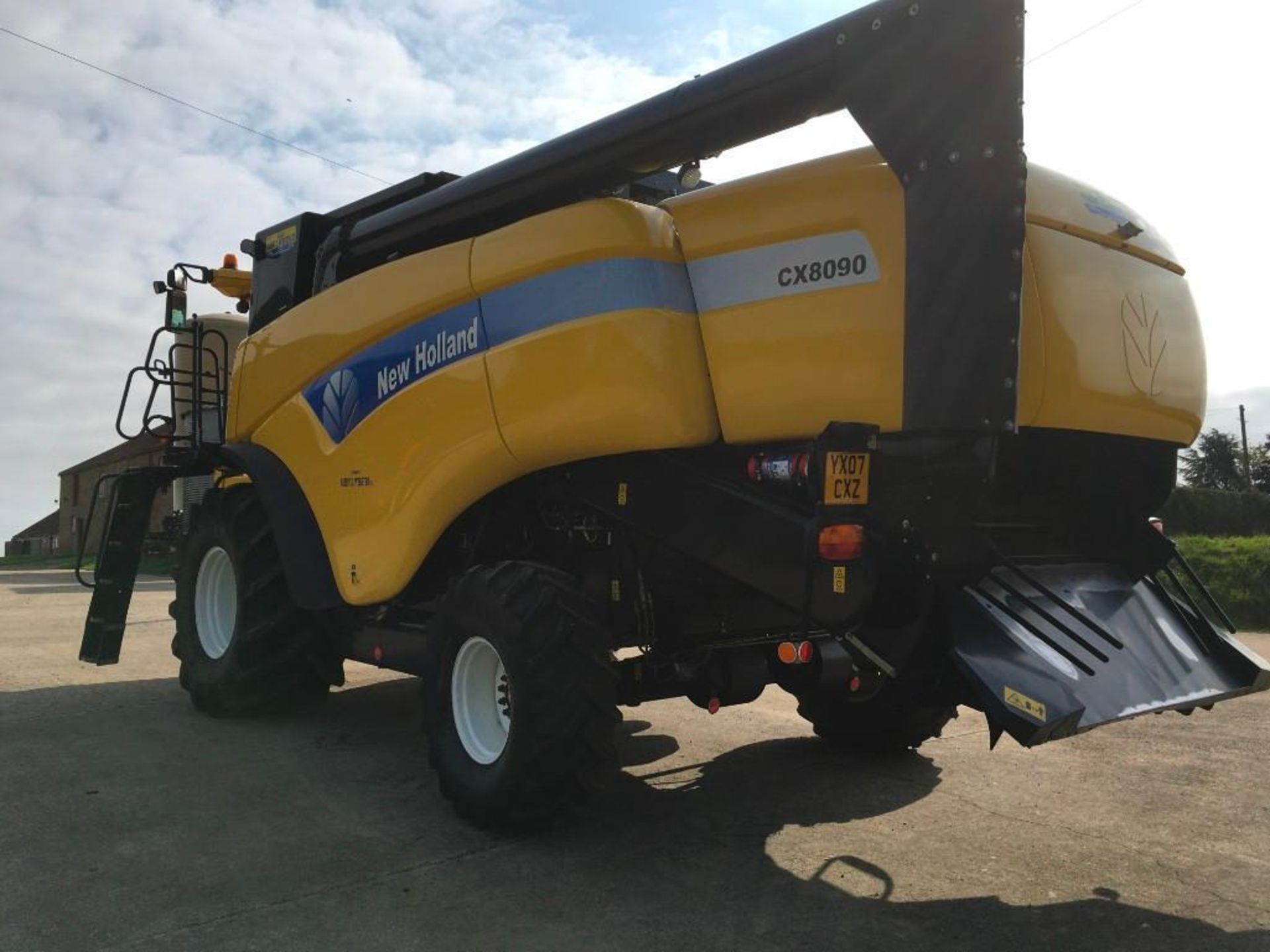 2007 New Holland CX8090 combine harvester with 24ft Varifeed header and trolley. 2wd, 6 straw walker - Image 7 of 14