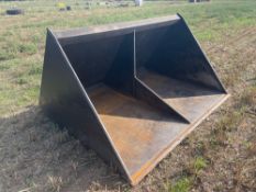 Grain bucket with pin and cone headstock approx 2m�