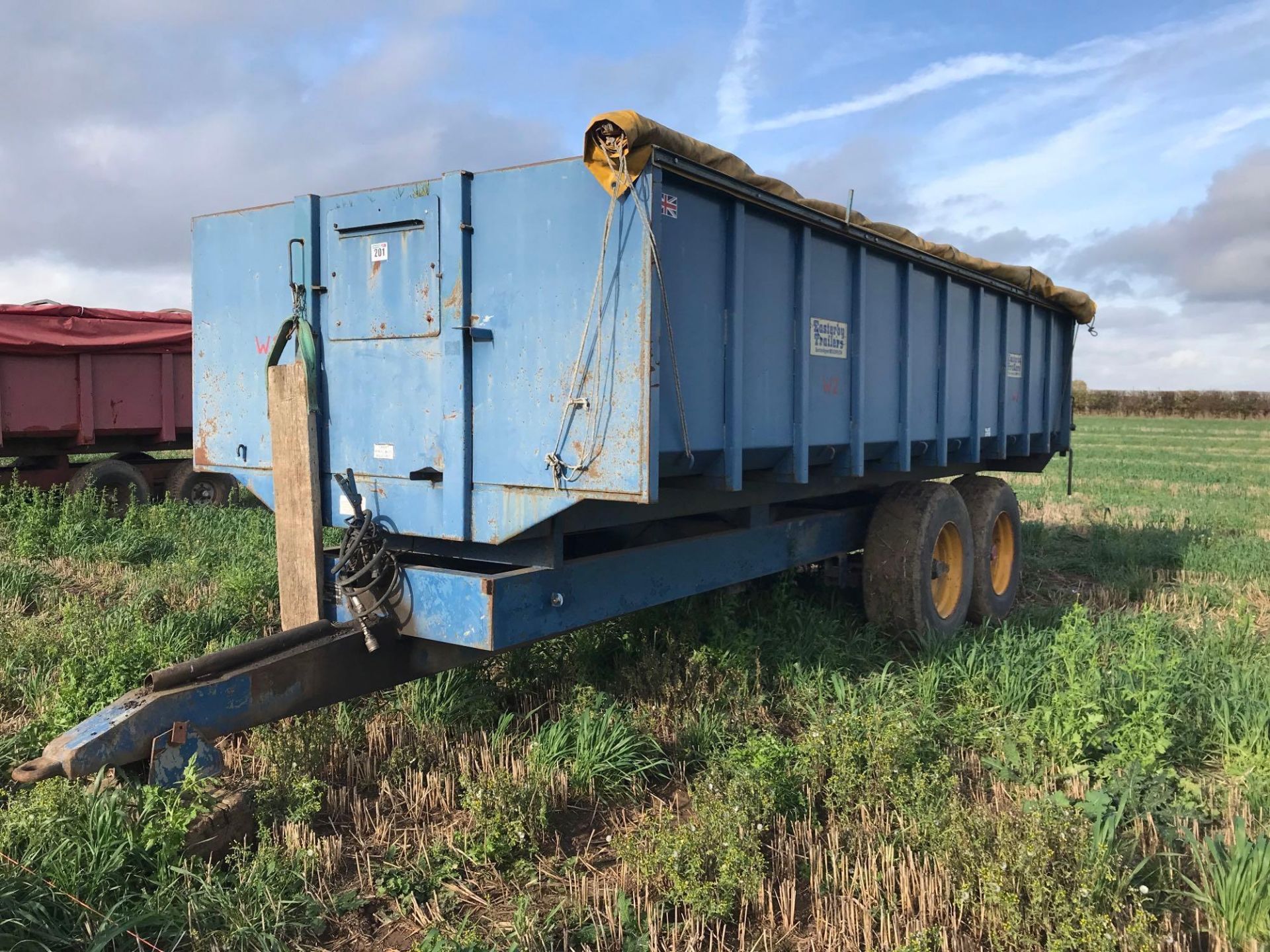 1987 Easterby Trailers 14t twin axle trailer, manual rear door, manual grain chute, rollover sheet, - Image 2 of 10