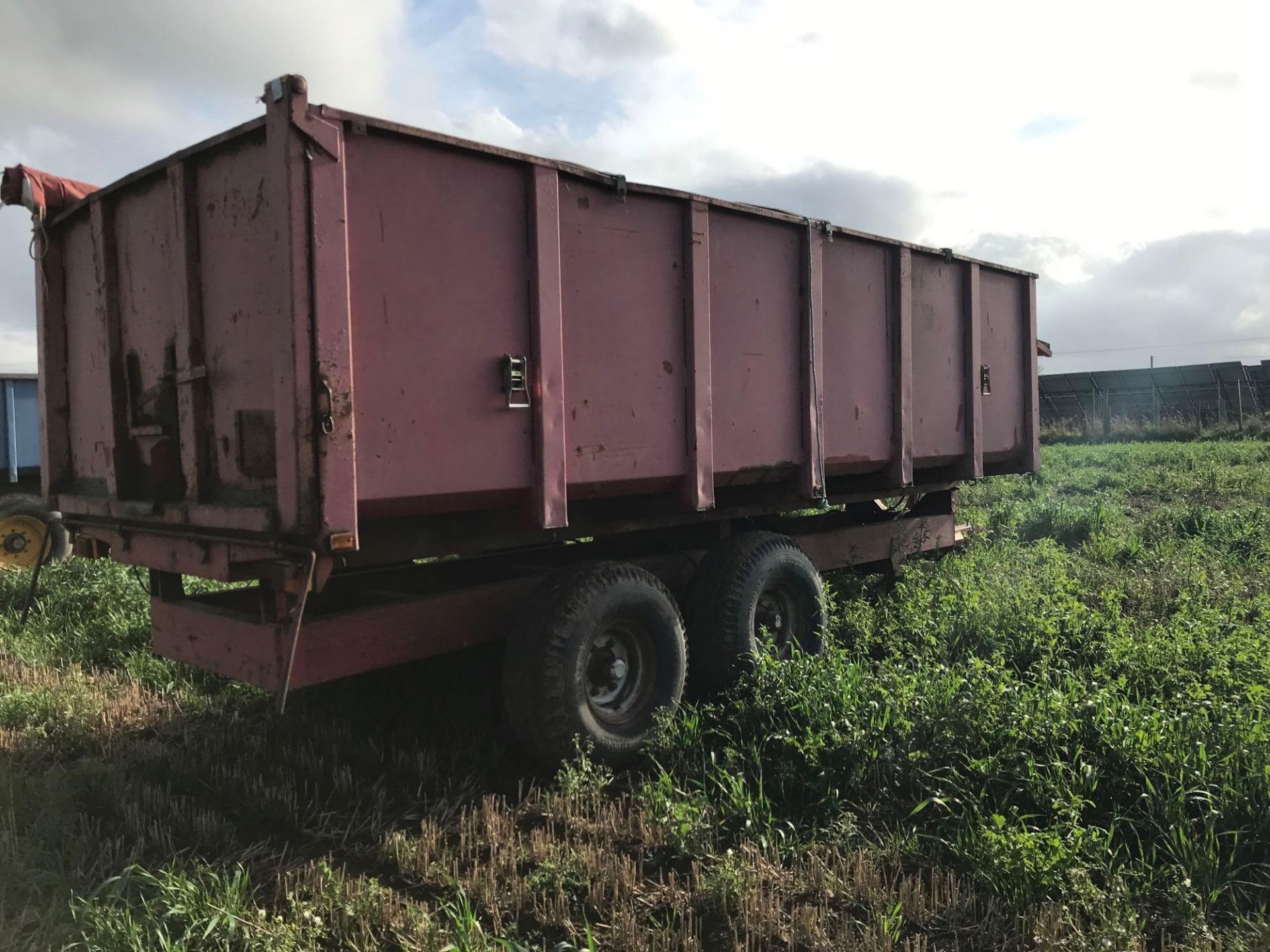 1986 Pettit 12t twin axle trailer, manual rear door, manual grain chute, rollover sheet, on 12.5/80- - Image 6 of 6